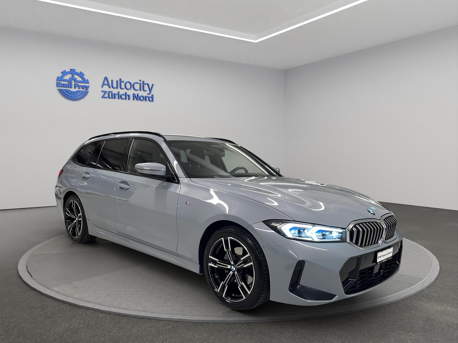 BMW 320d xDrive SAG Touring-showroom-element-3