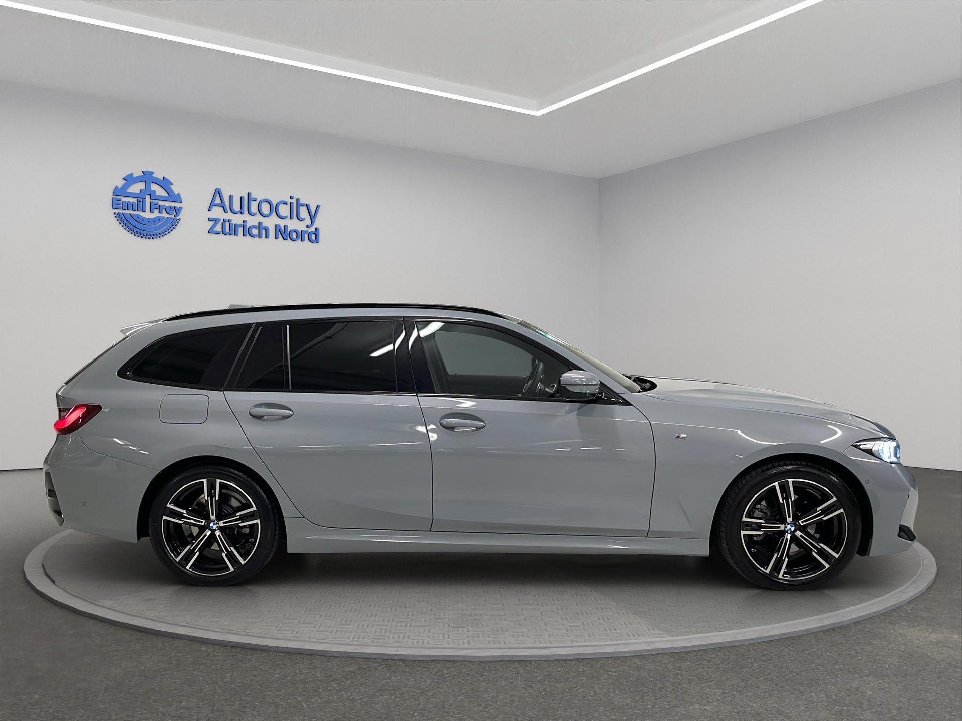 BMW 320d xDrive SAG Touring-image-6