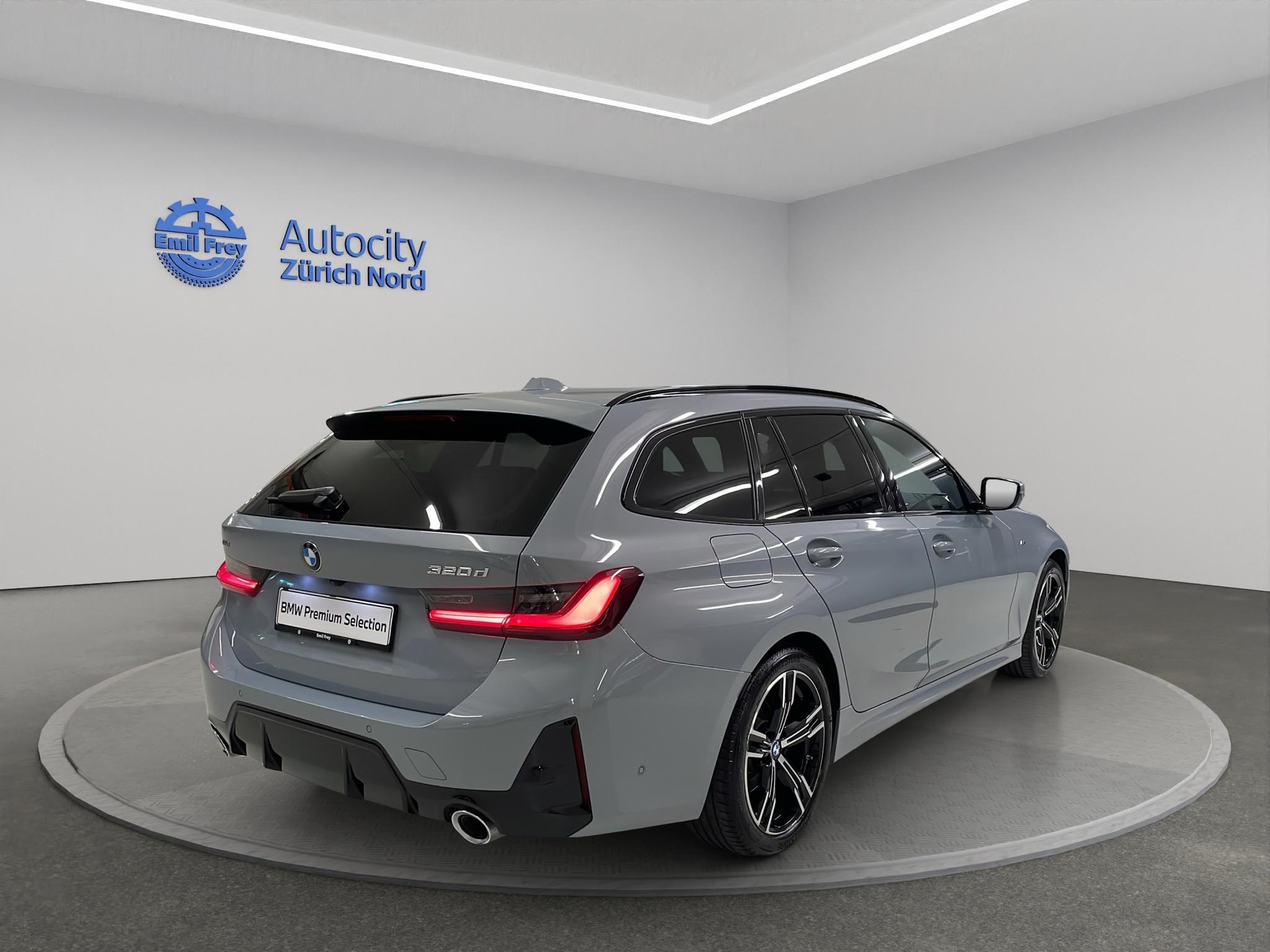 BMW 320d xDrive SAG Touring-showroom-element-1