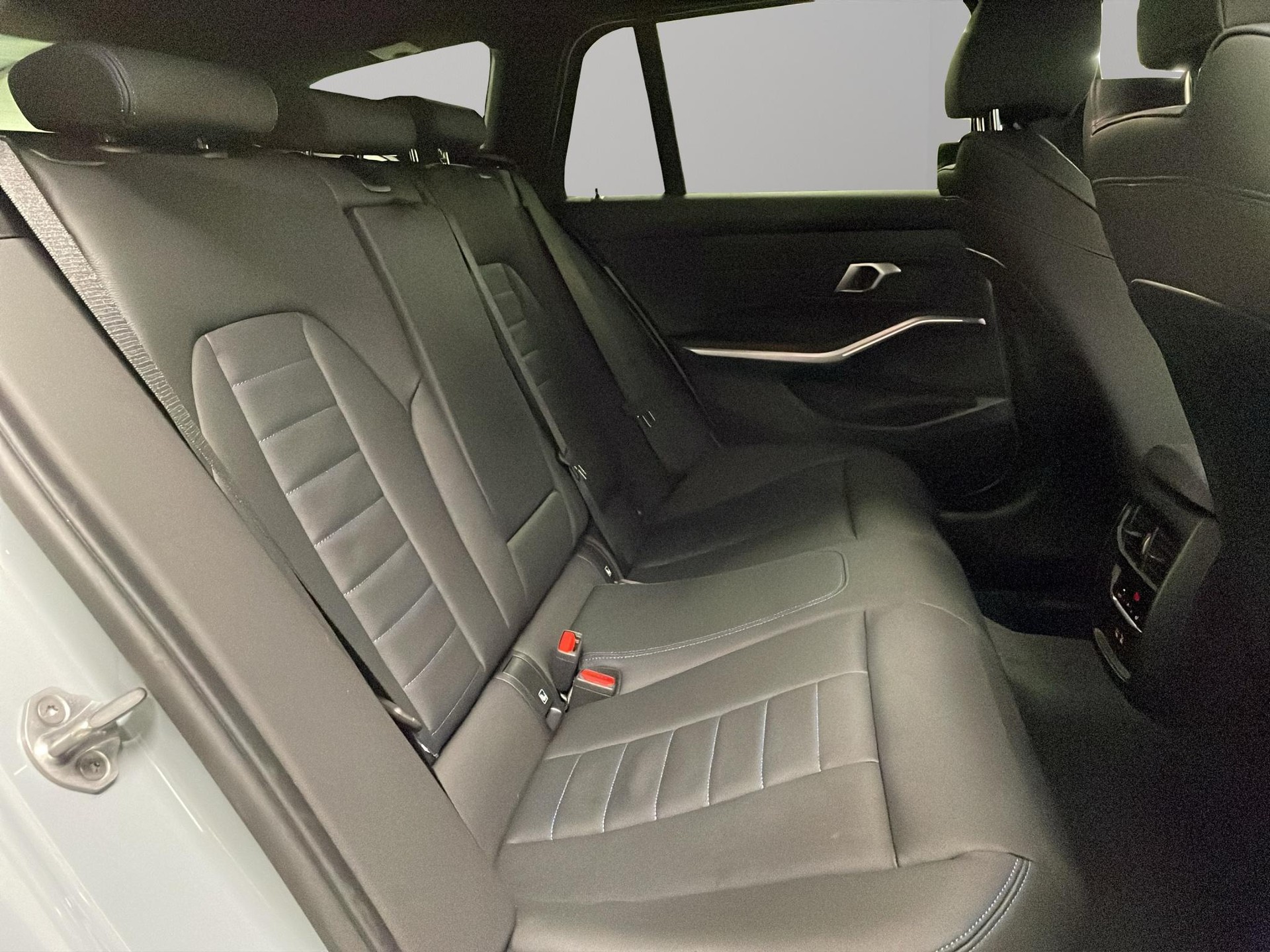 BMW 320d xDrive SAG Touring-image-18