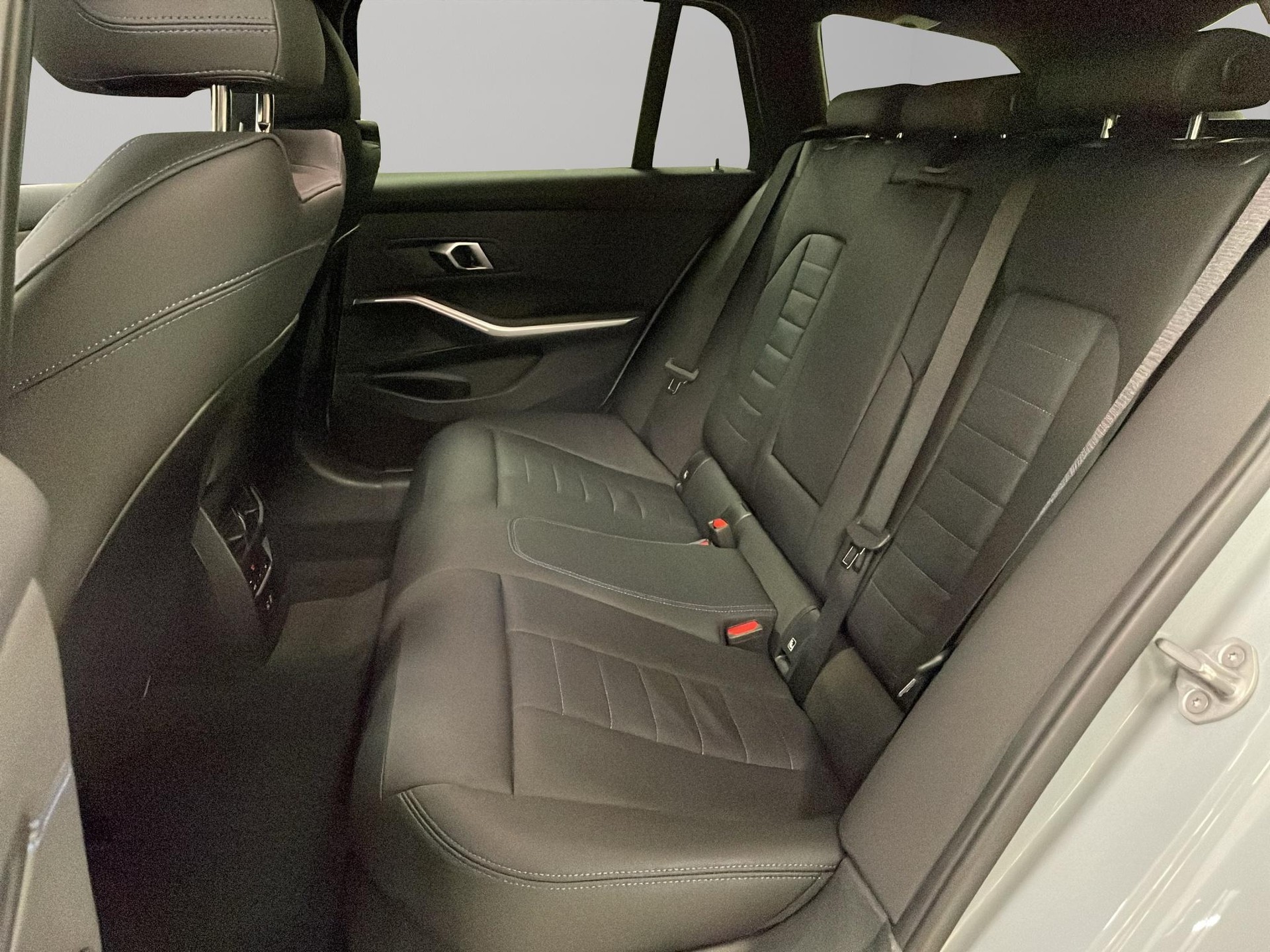 BMW 320d xDrive SAG Touring-image-17