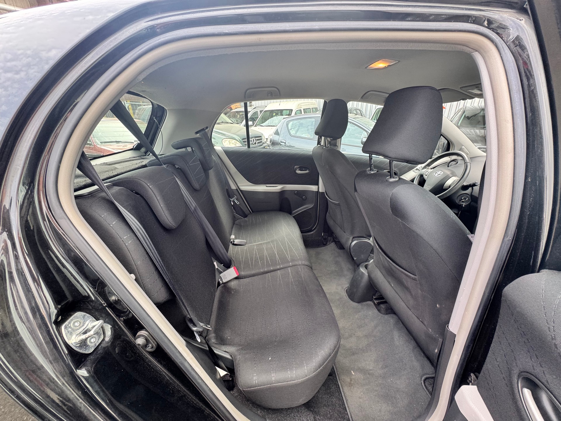 TOYOTA Yaris 1.3 City-image-13