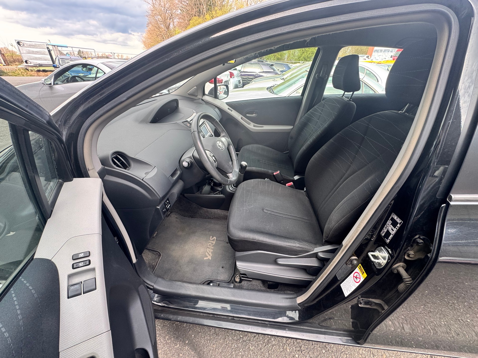 TOYOTA Yaris 1.3 City-image-9