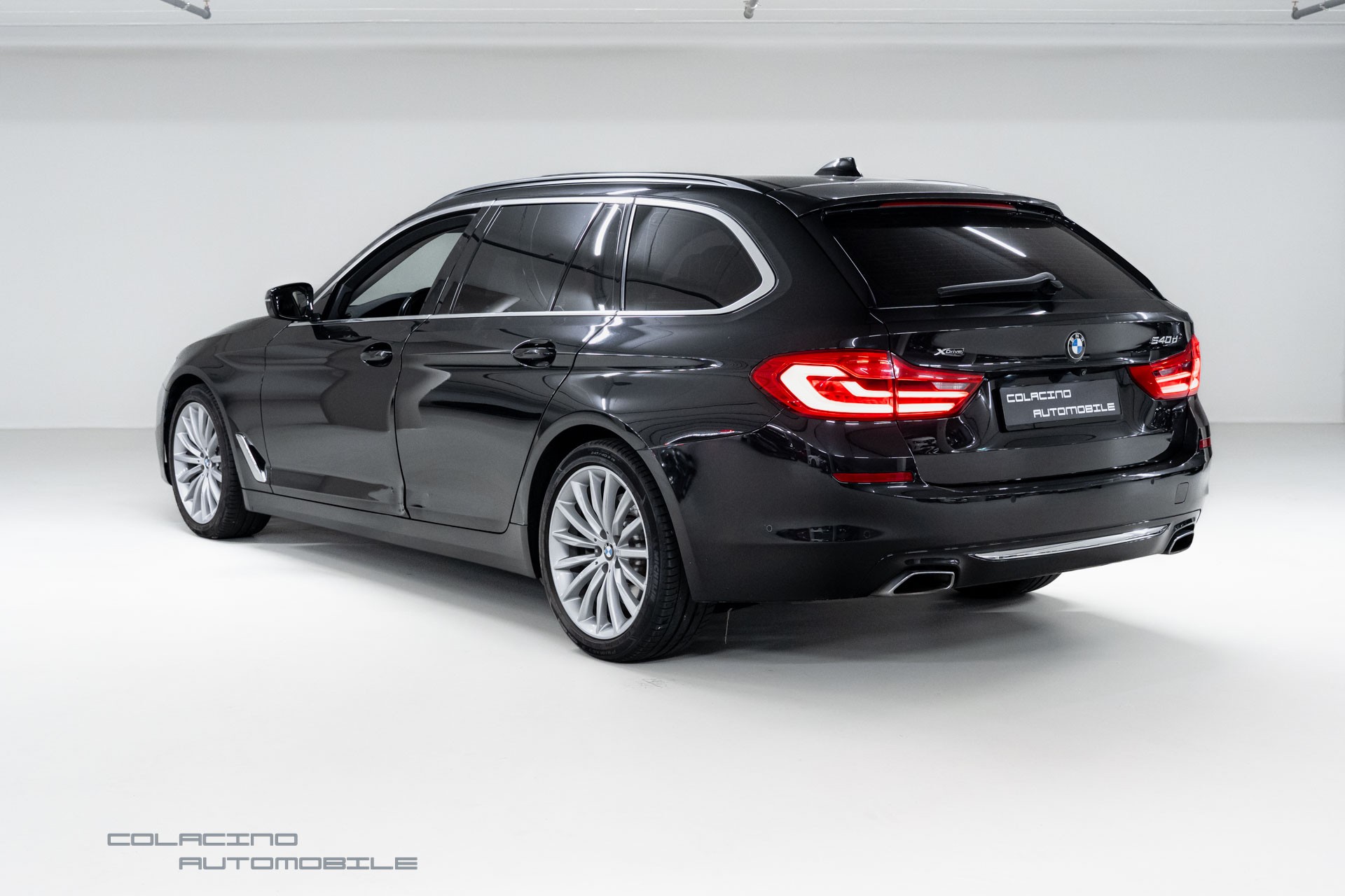 BMW 540d xDrive Touring Luxury Line Steptronic-showroom-element-3