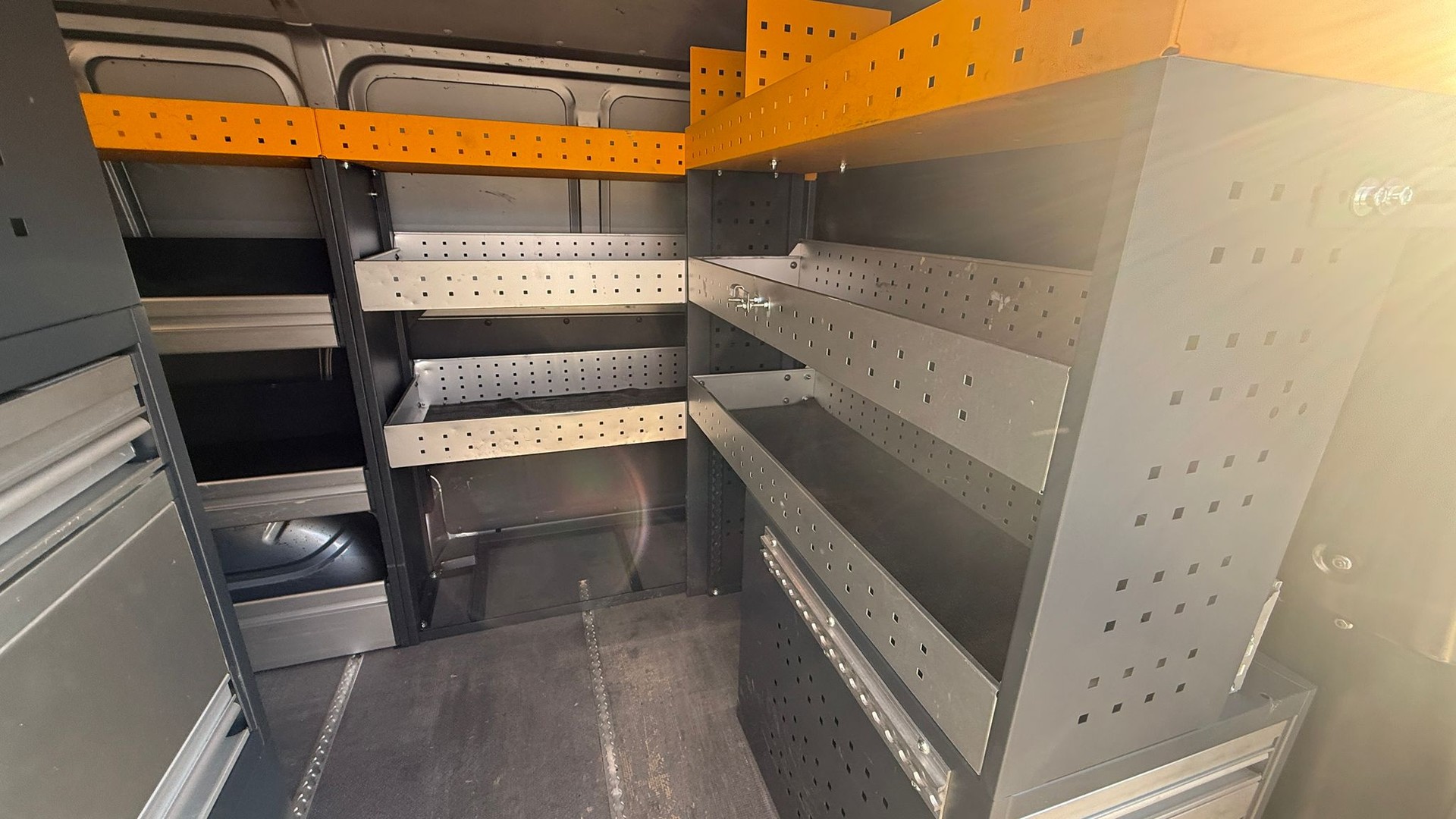 VW T6.1 2.0 TDI TDI EINBAU-SCHRÄNKE 3200 KG!!!-image-25