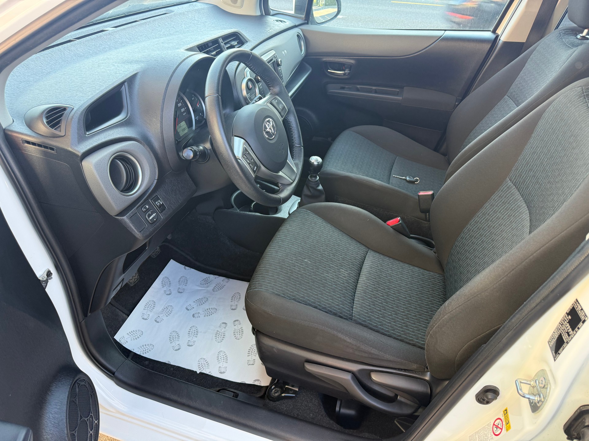 TOYOTA Yaris 1.33 Sol-image-9