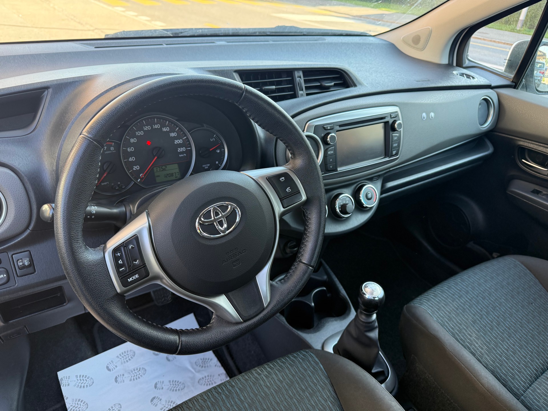 TOYOTA Yaris 1.33 Sol-image-10