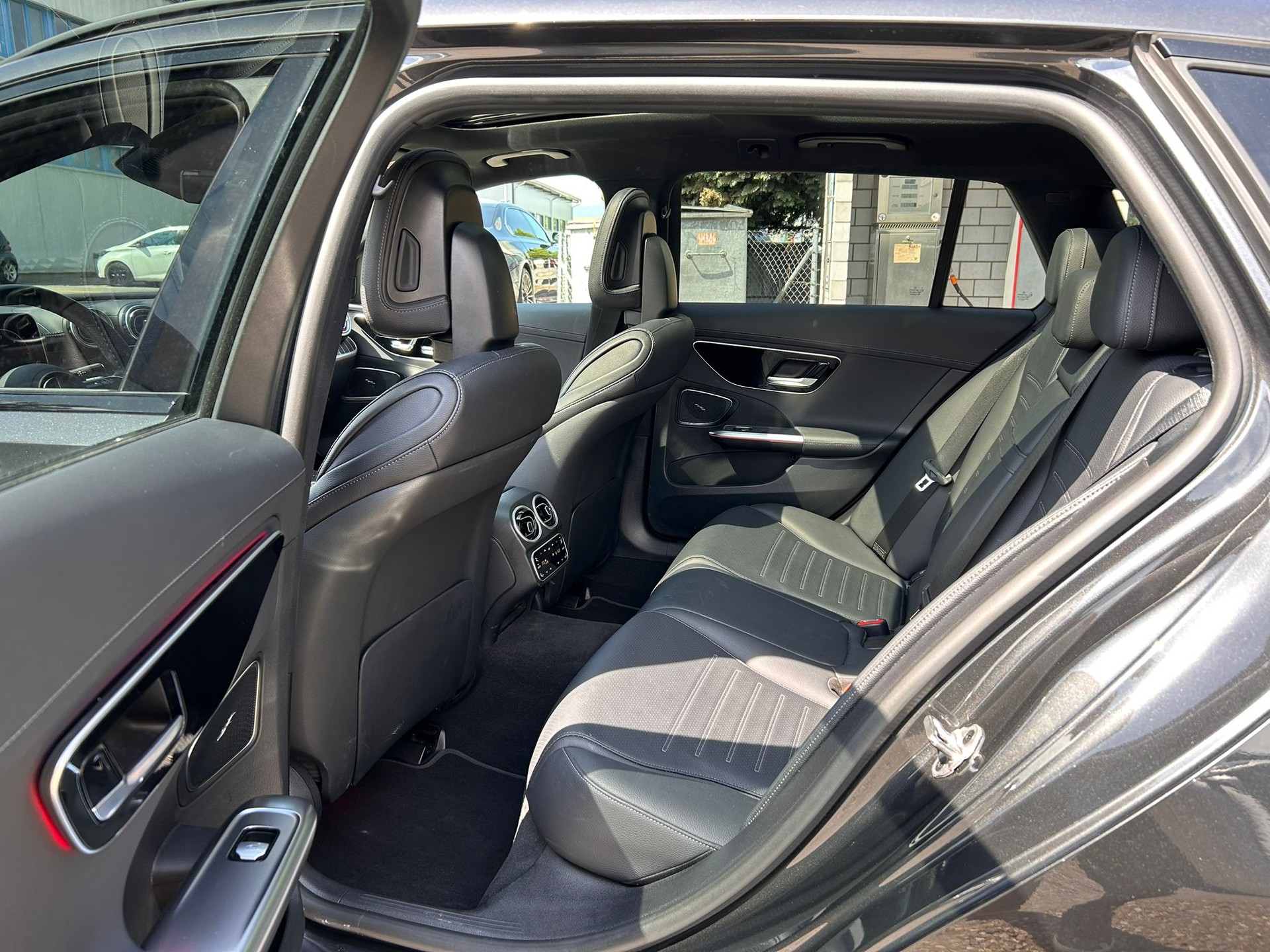 MERCEDES-BENZ C 220 d Swiss Star AMG Line 4matic Kombi-image-8