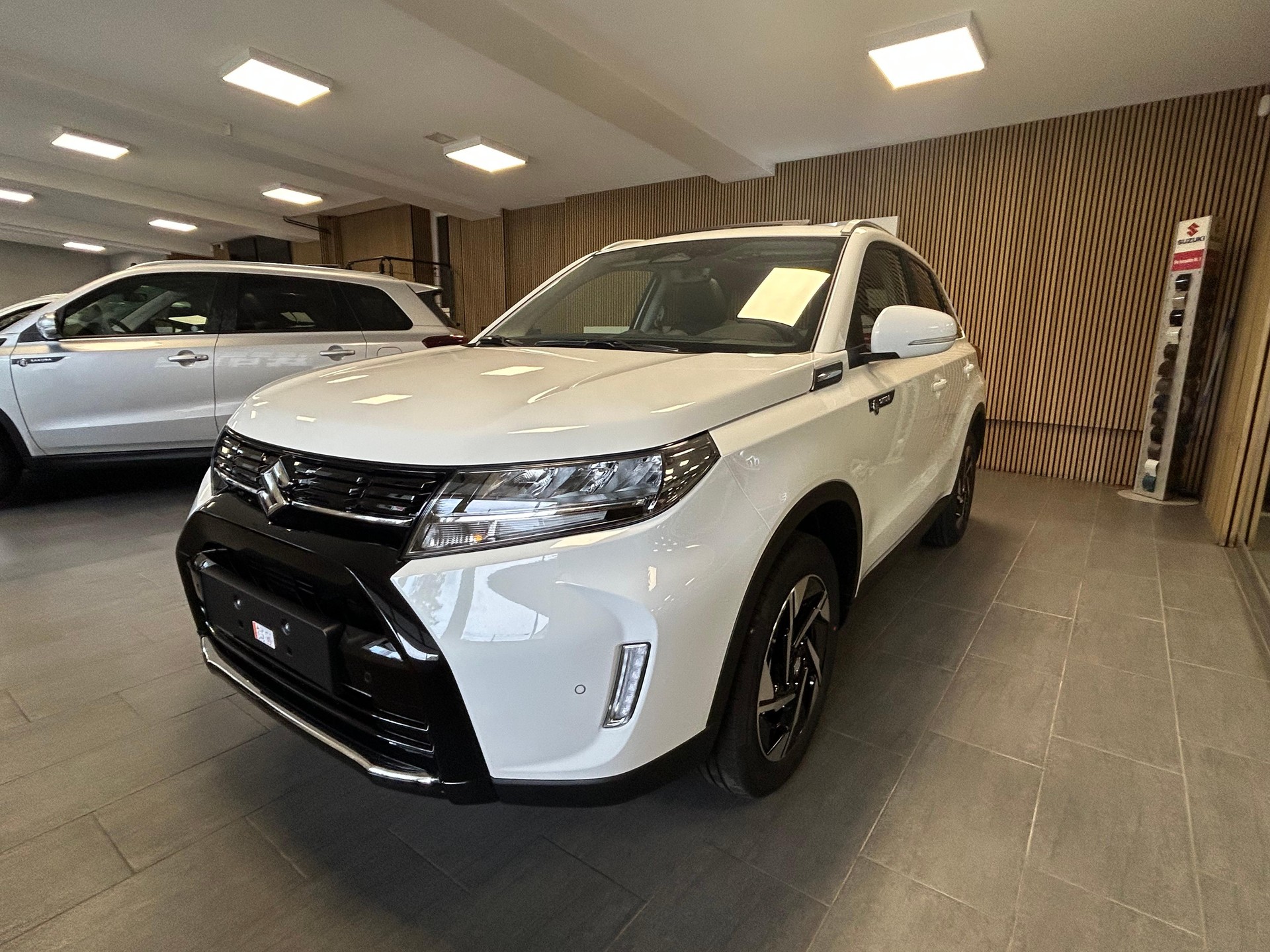 SUZUKI Vitara 1.4 T Sakura Top Hybrid 4x4-image-4