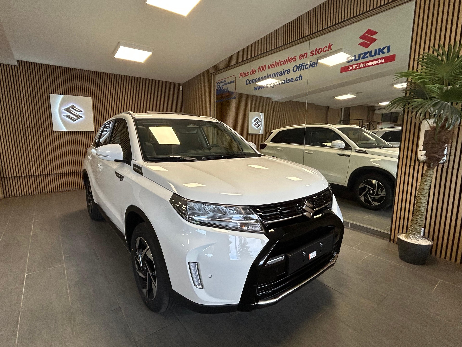 SUZUKI Vitara 1.4 T Sakura Top Hybrid 4x4-showroom-element-2