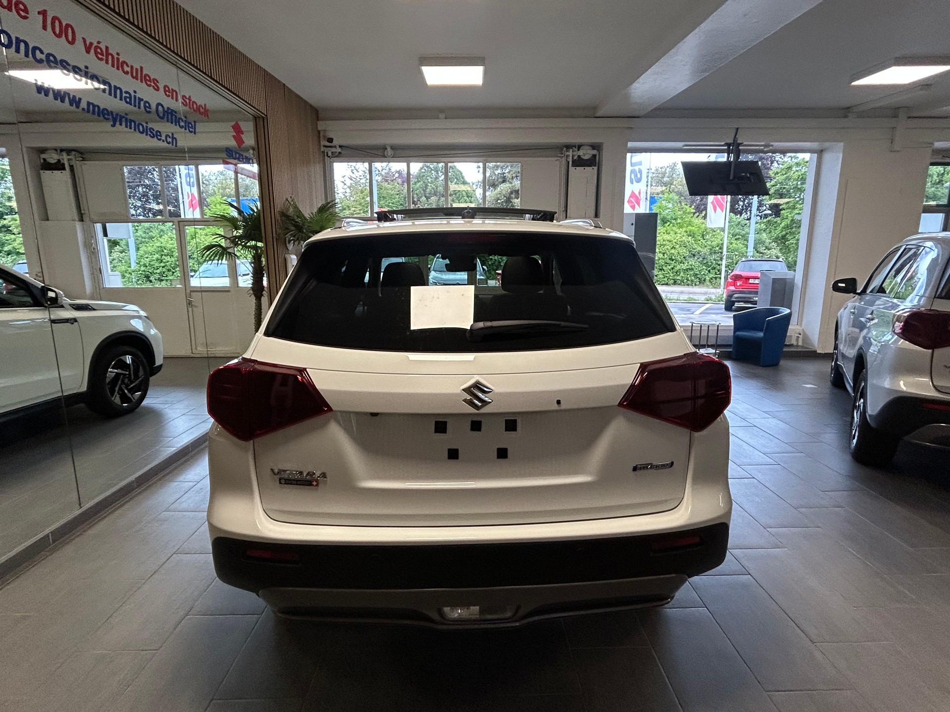 SUZUKI Vitara 1.4 T Sakura Top Hybrid 4x4-image-6