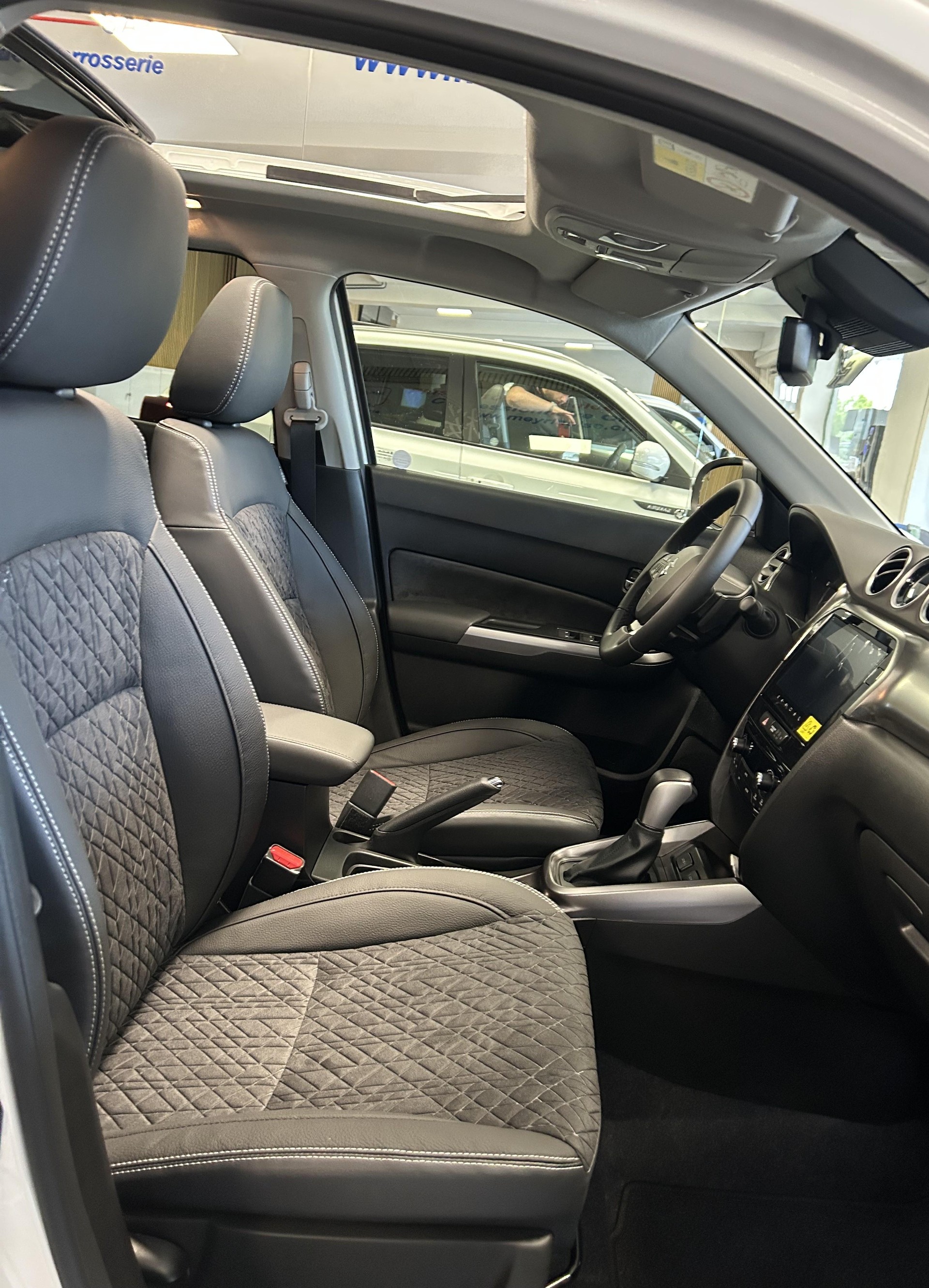 SUZUKI Vitara 1.4 T Sakura Top Hybrid 4x4-image-15