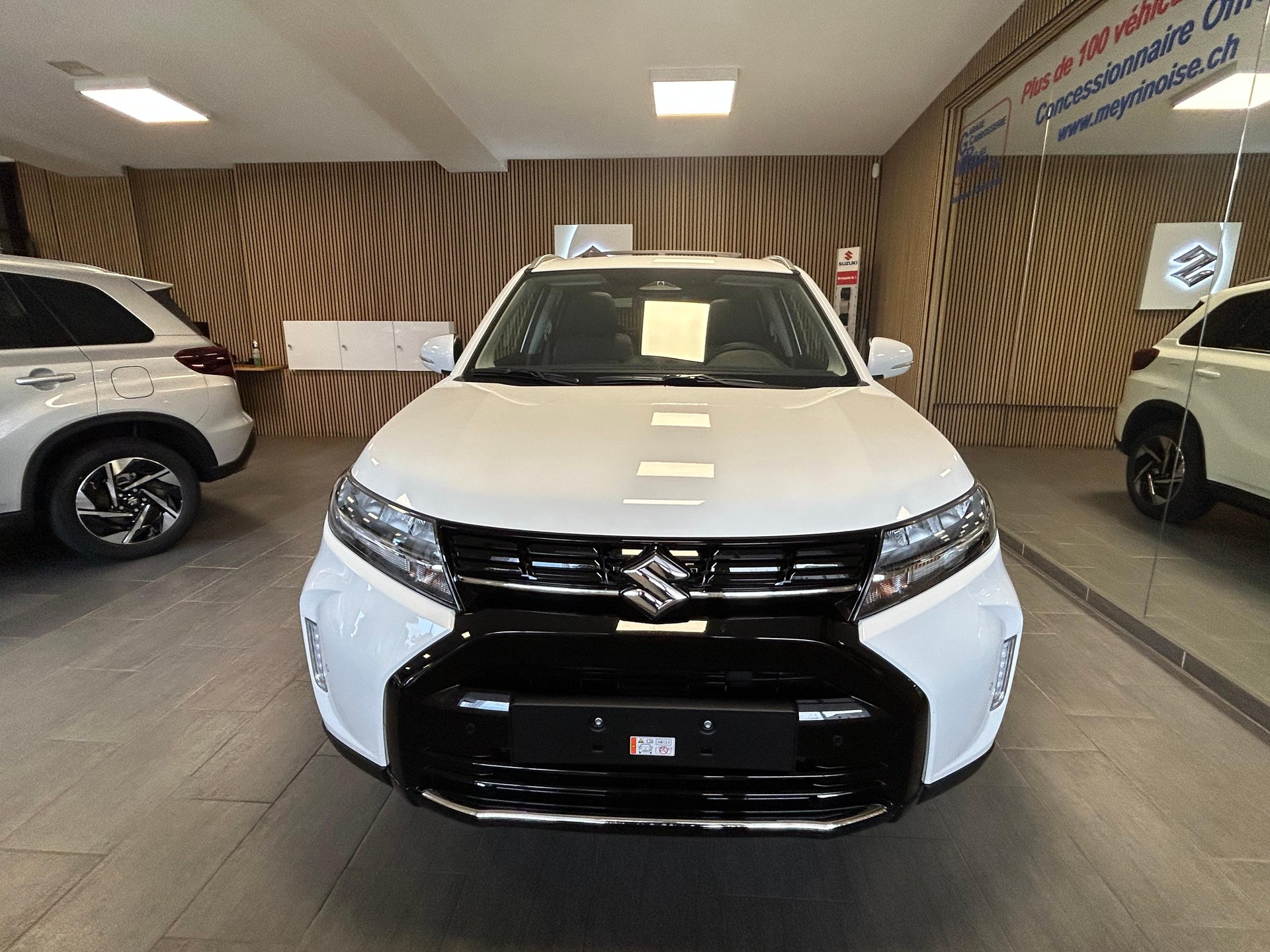 SUZUKI Vitara 1.4 T Sakura Top Hybrid 4x4-showroom-element-3