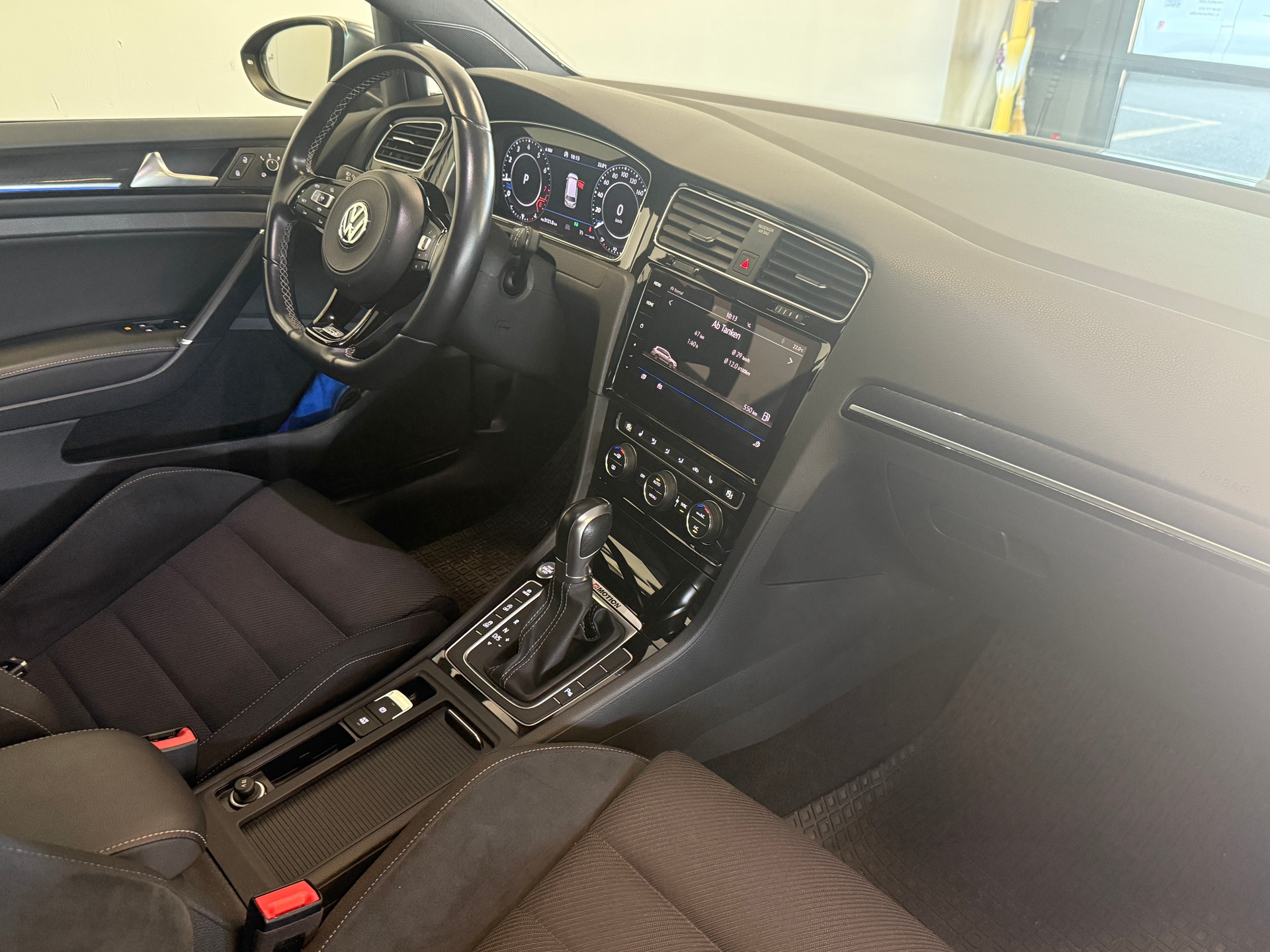 VW Golf Variant 2.0 TSI R 4Motion DSG-image-9