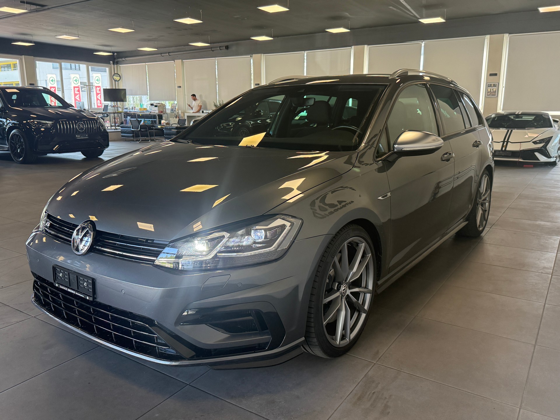VW Golf Variant 2.0 TSI R 4Motion DSG-showroom-element-1