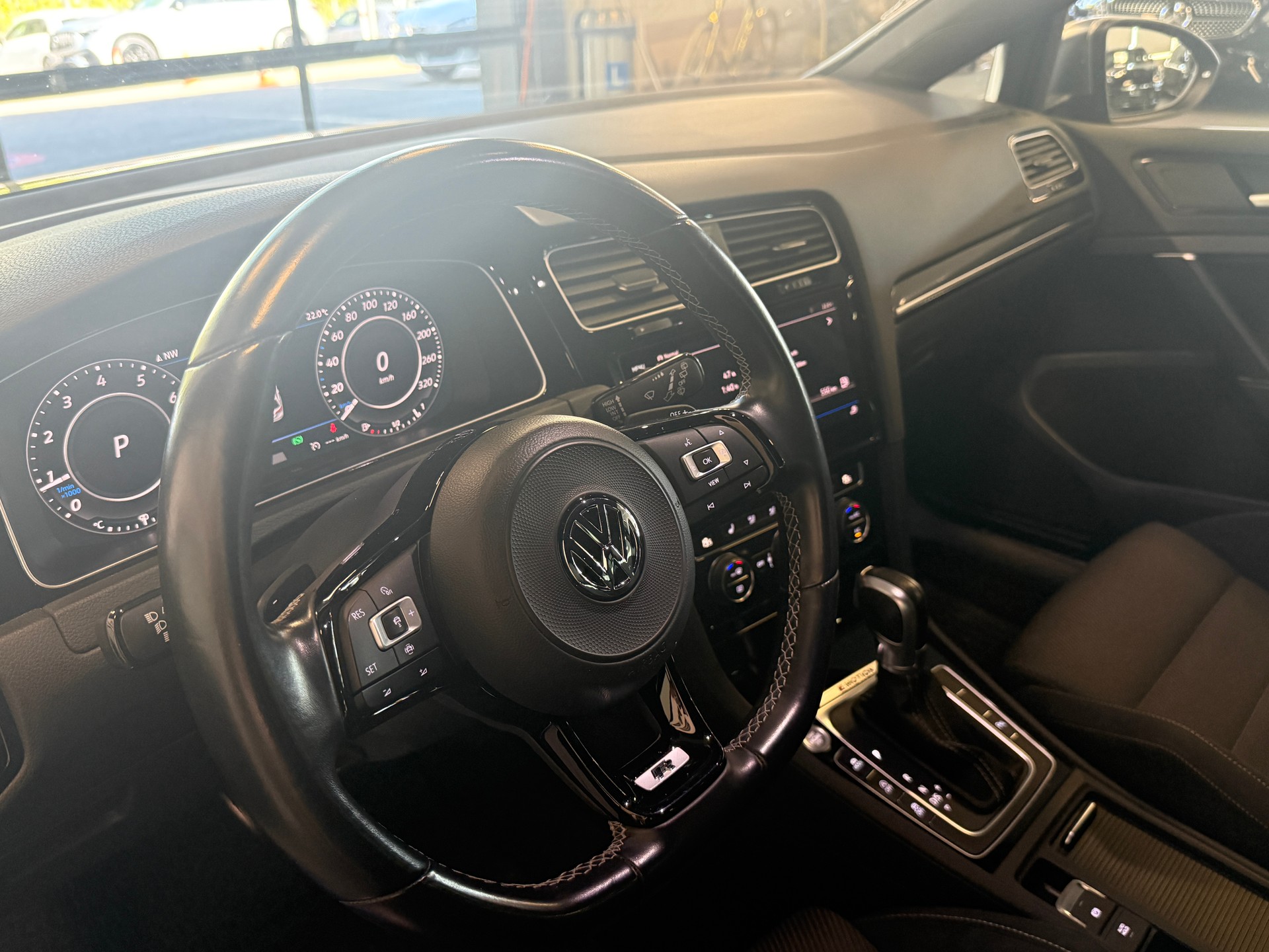 VW Golf Variant 2.0 TSI R 4Motion DSG-image-11