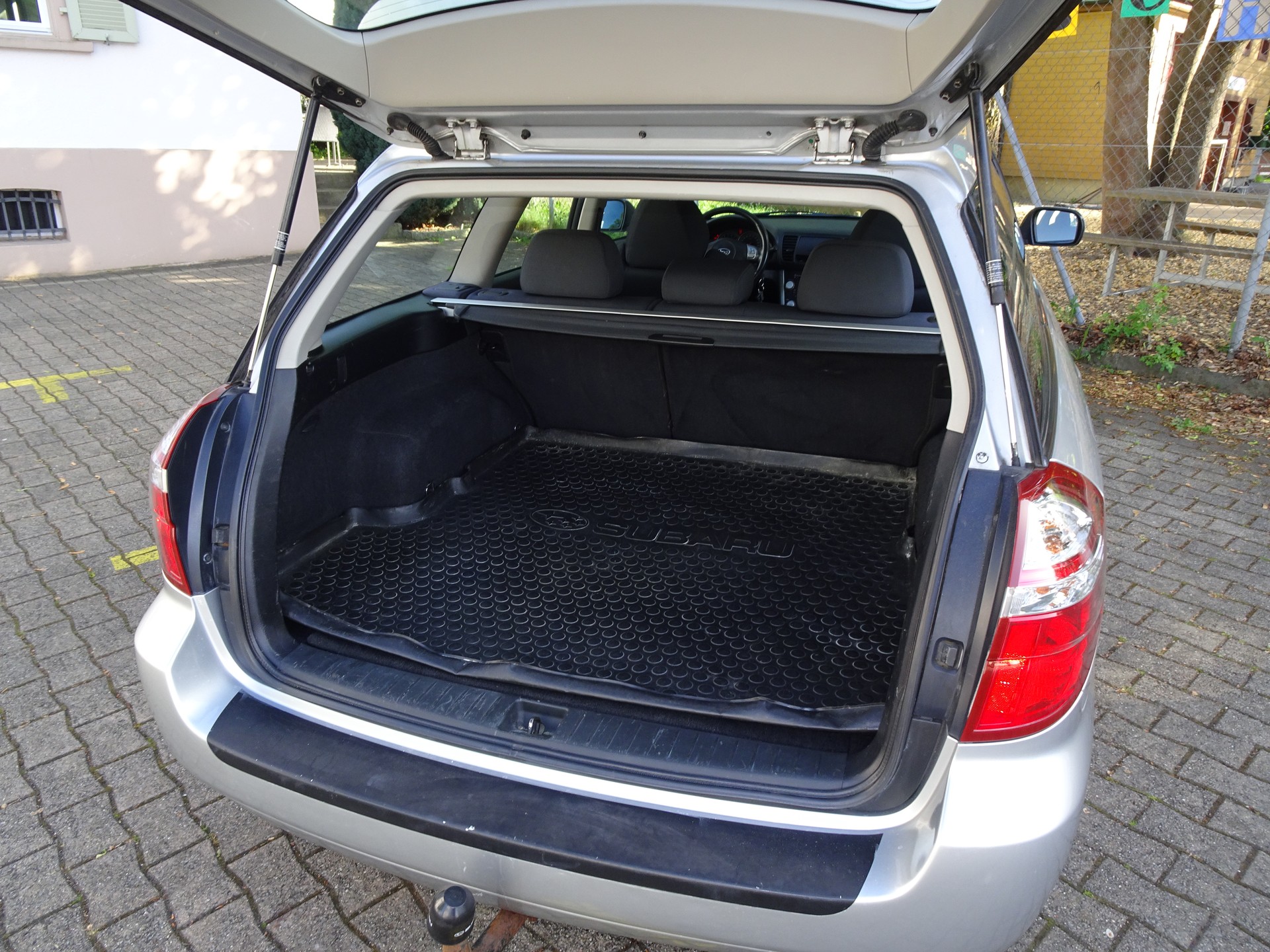 SUBARU Legacy 2.0R AWD Swiss-image-9