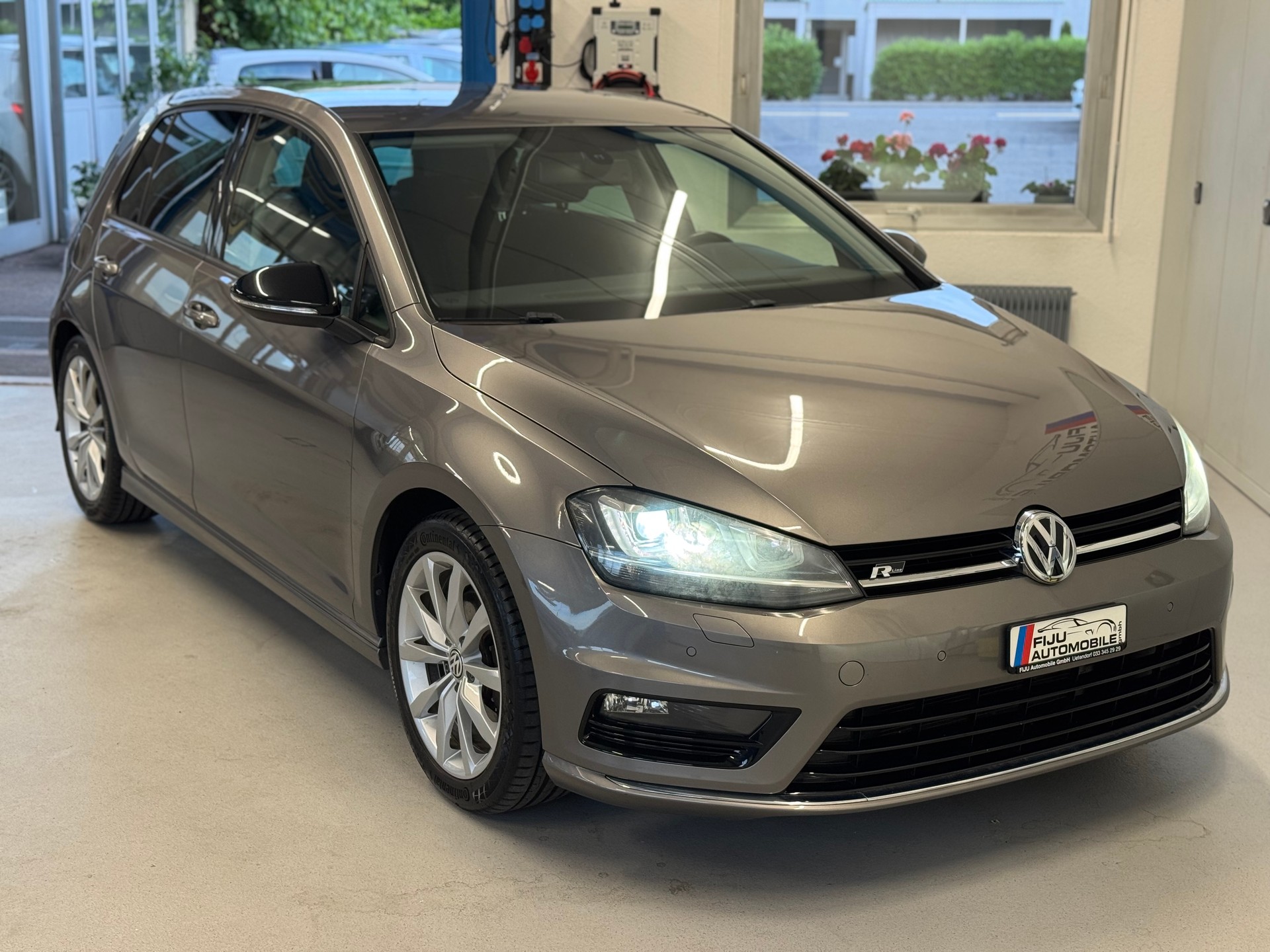 VW Golf 1.6 TDI R-Line Design 4Motion-image-2