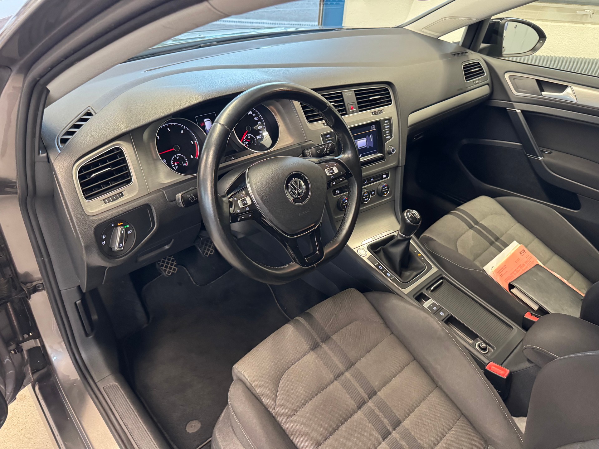 VW Golf 1.6 TDI R-Line Design 4Motion-image-7