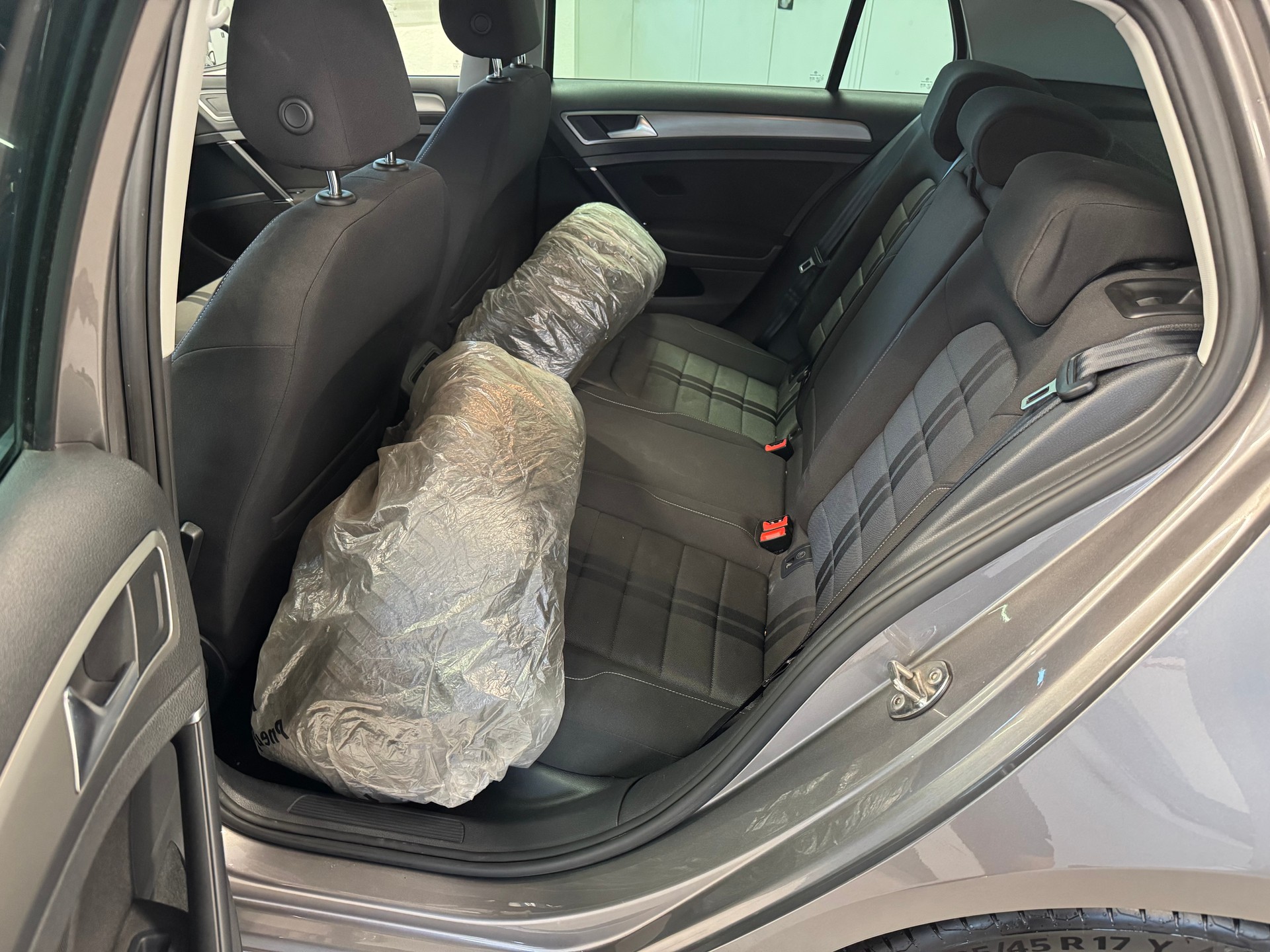 VW Golf 1.6 TDI R-Line Design 4Motion-image-13
