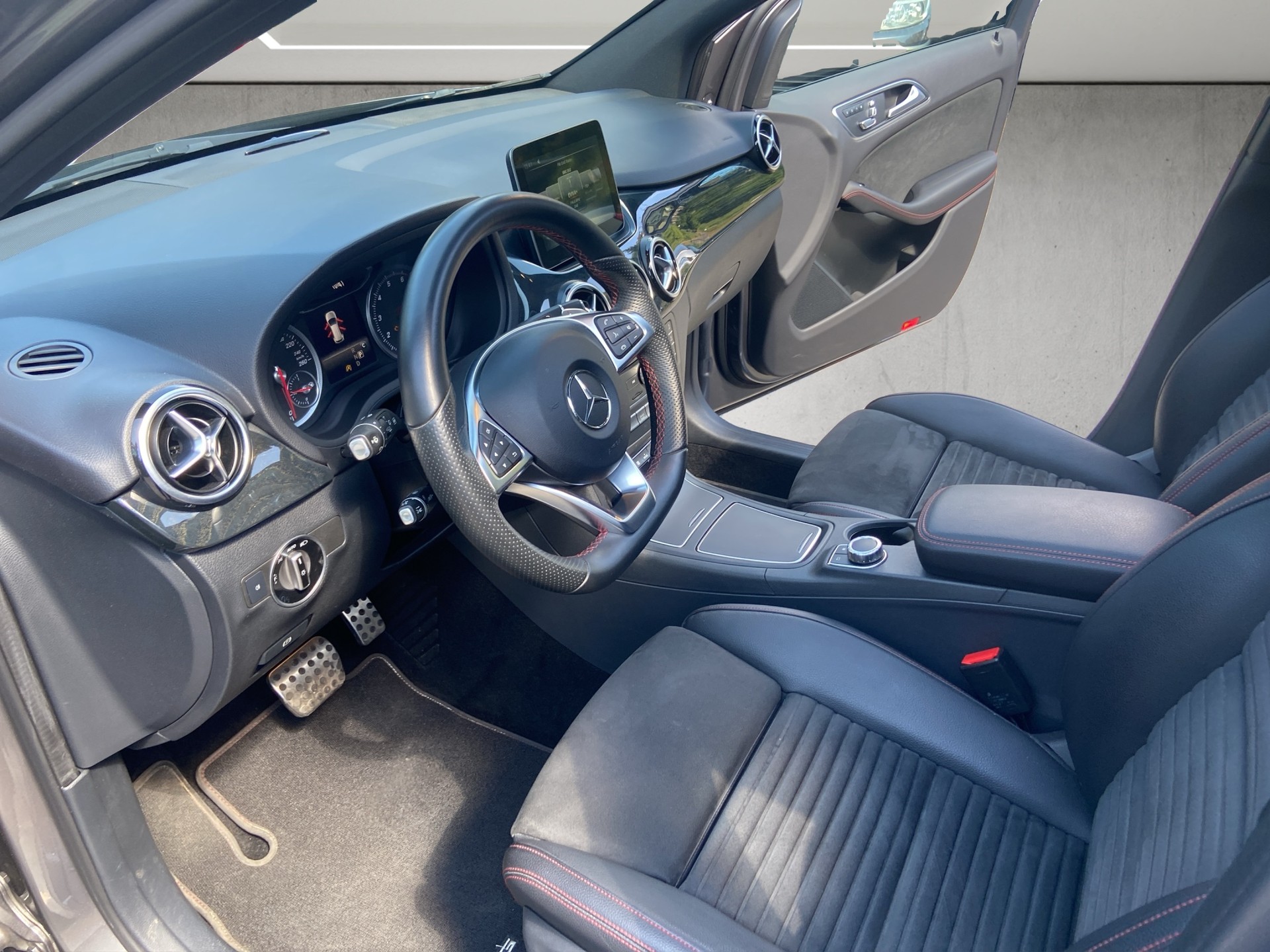 MERCEDES-BENZ B 250 AMG Line 4Matic 7G-DCT-image-7