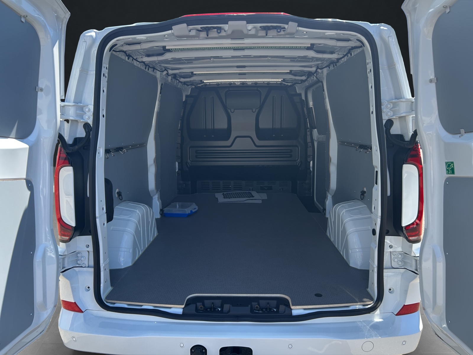 VW Transporter 2.0 TDI 4Motion Lang Automat * 1'370KG Nutzlast * * Heckflügeltüren *-image-8
