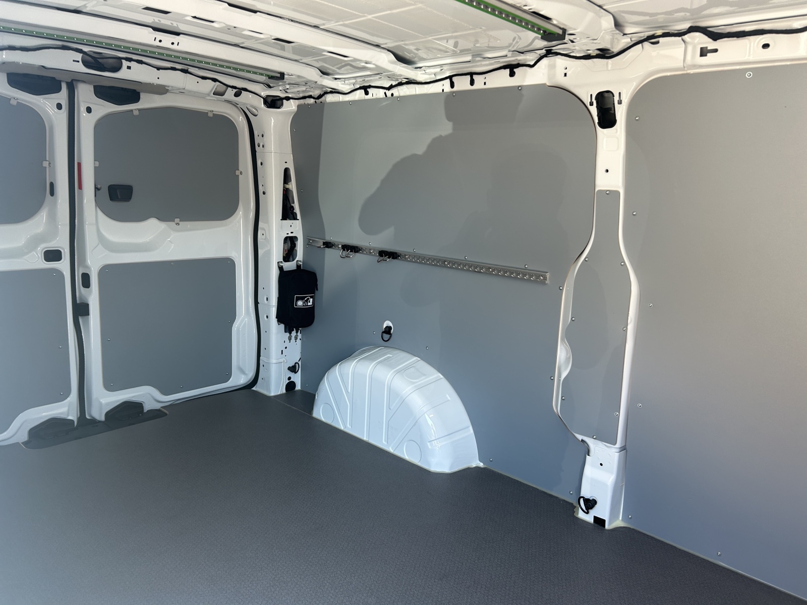 VW Transporter 2.0 TDI 4Motion Lang Automat * 1'370KG Nutzlast * * Heckflügeltüren *-image-9