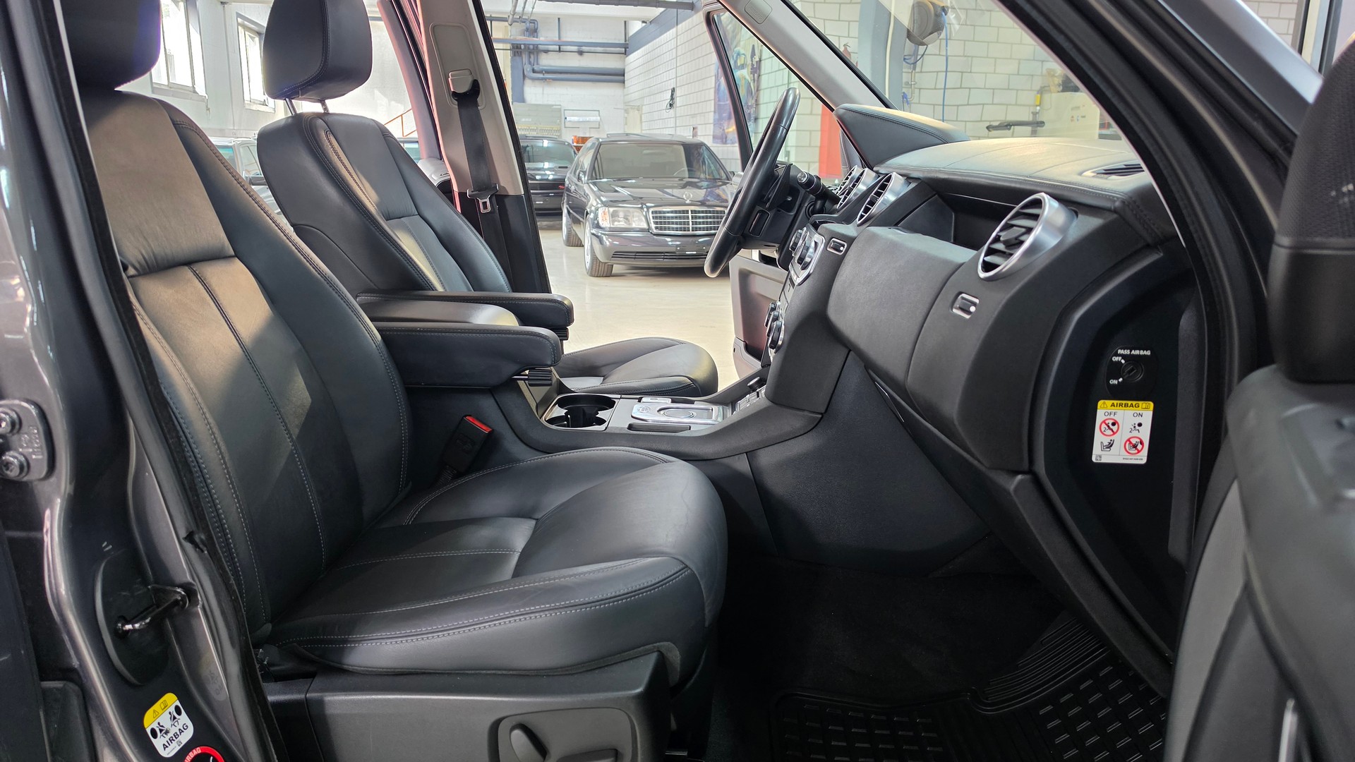 LAND ROVER Discovery 3.0 SDV6 Landmark Automatic-image-21