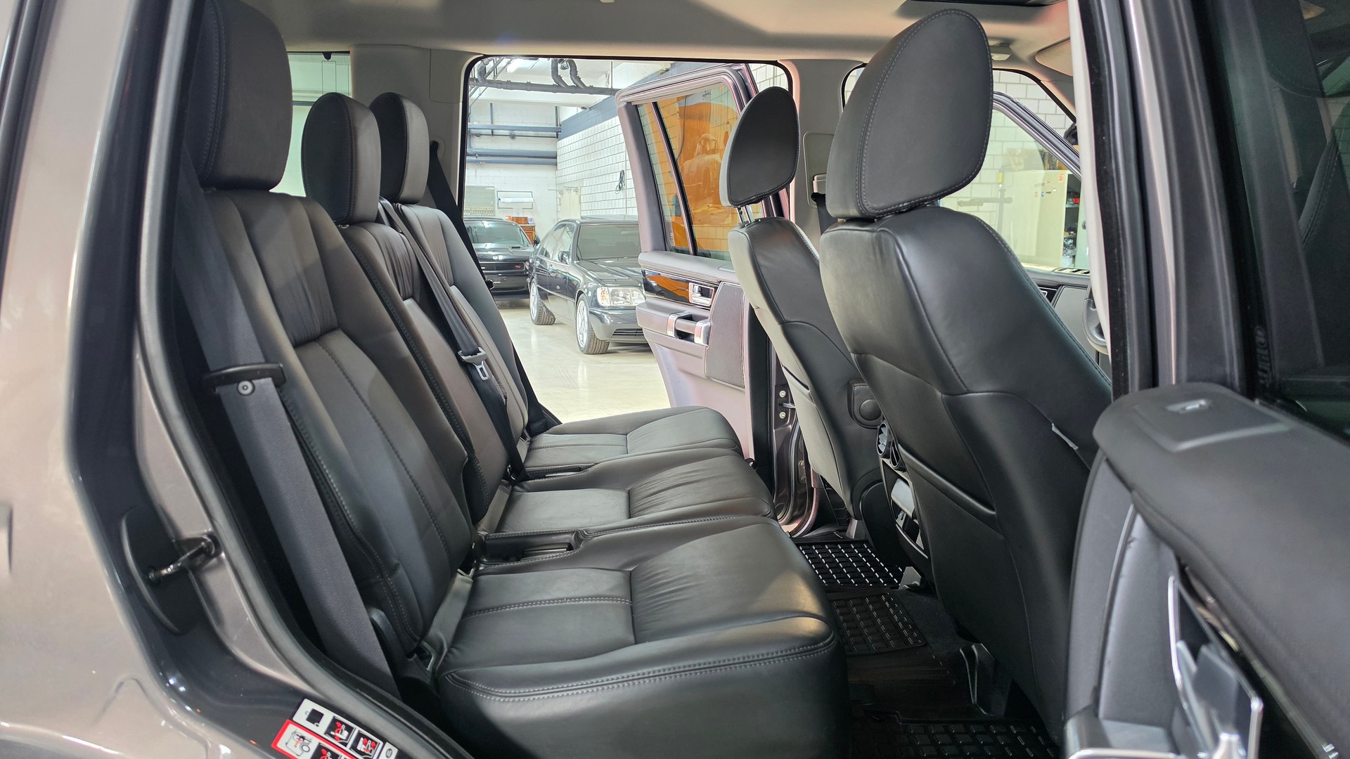 LAND ROVER Discovery 3.0 SDV6 Landmark Automatic-image-22