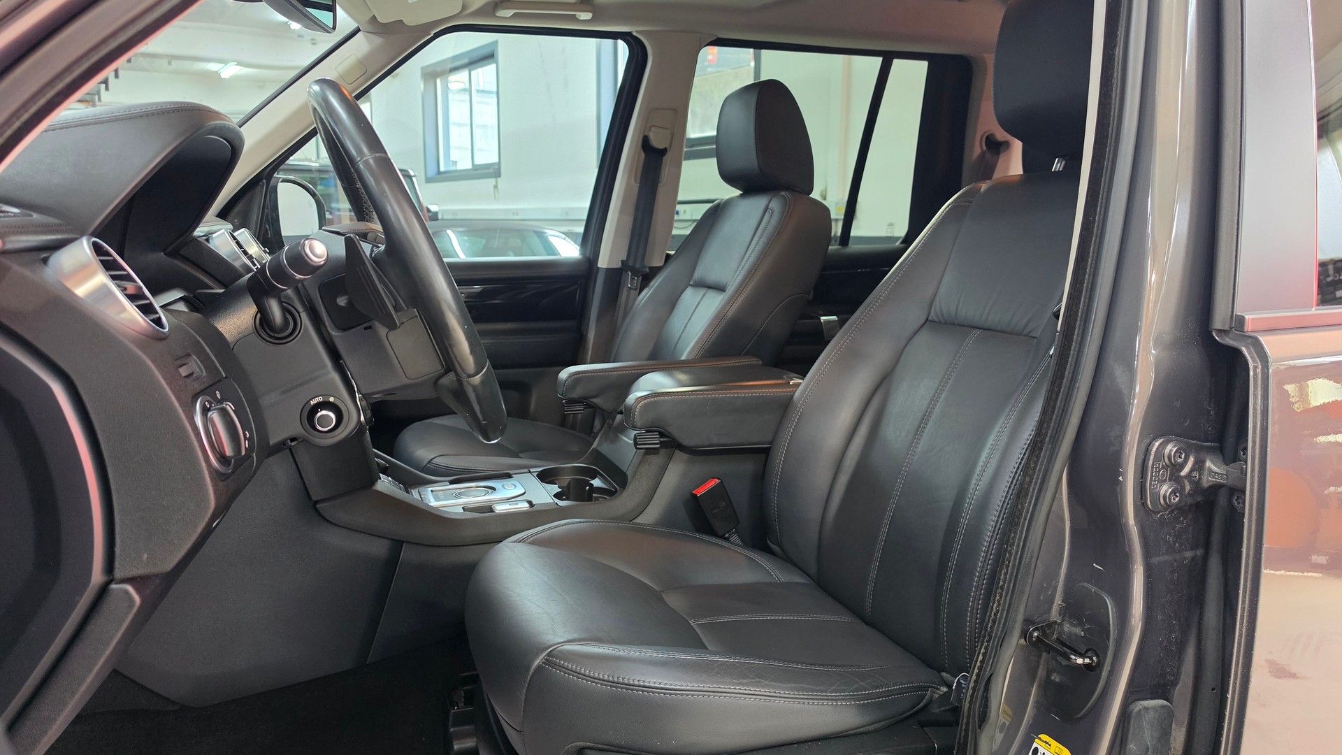 LAND ROVER Discovery 3.0 SDV6 Landmark Automatic-image-16