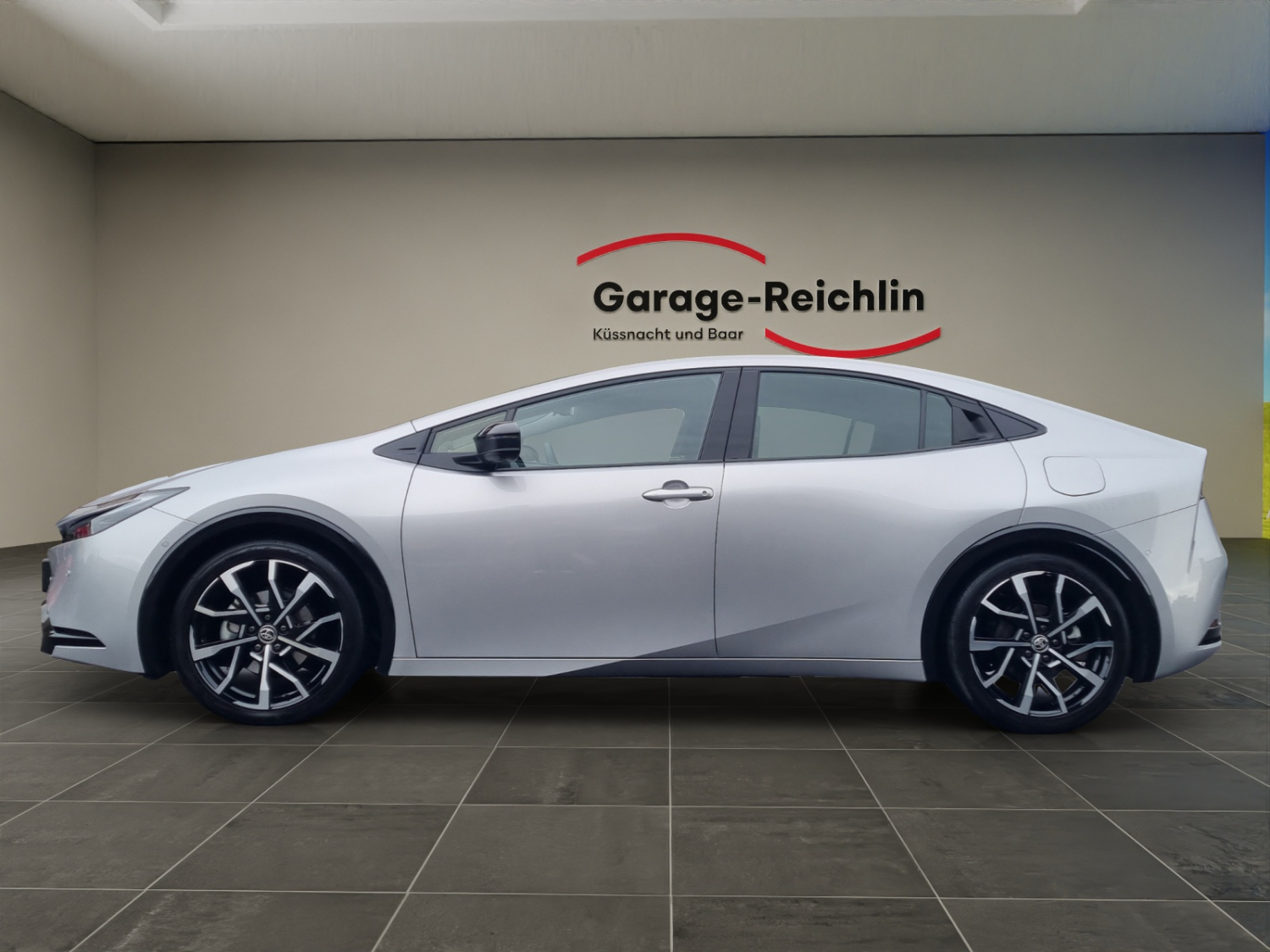 TOYOTA Prius 2.0 Plug-In-Hybrid Premium-showroom-element-1