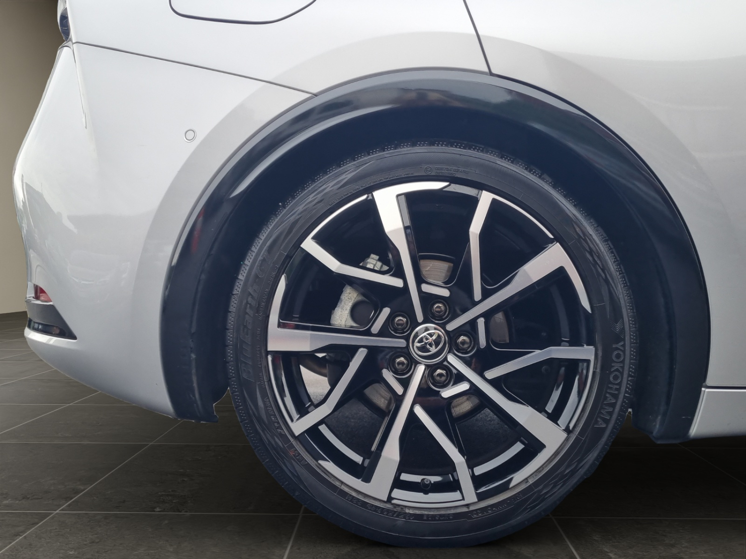TOYOTA Prius 2.0 Plug-In-Hybrid Premium-image-22