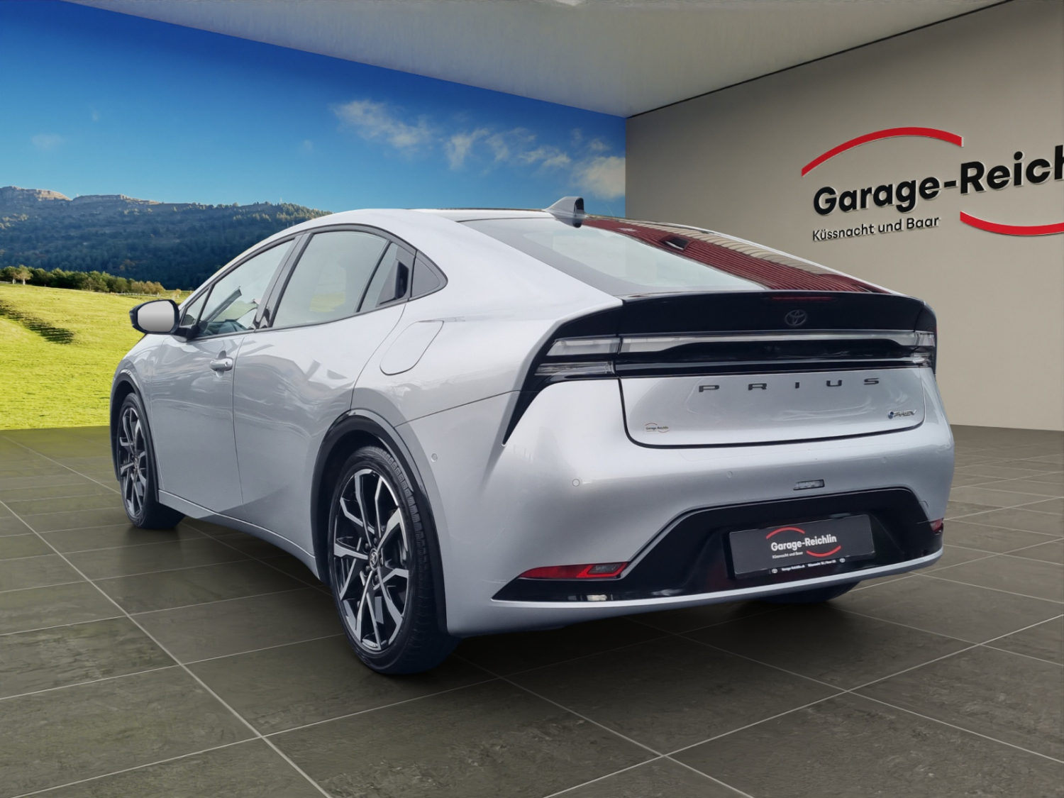 TOYOTA Prius 2.0 Plug-In-Hybrid Premium-showroom-element-2