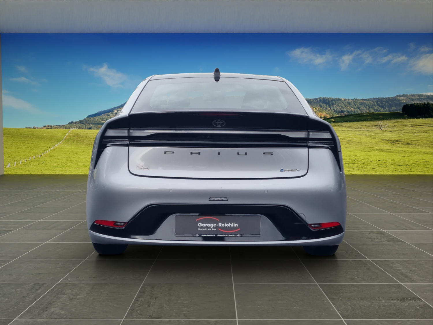 TOYOTA Prius 2.0 Plug-In-Hybrid Premium-showroom-element-3