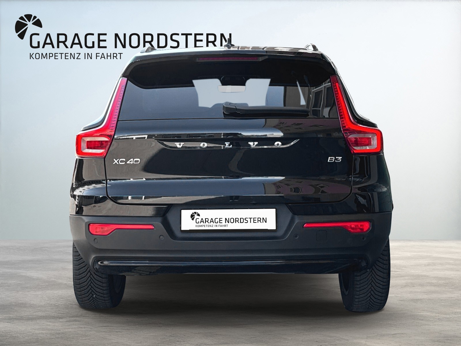 VOLVO XC40 2.0 B3 MH Plus Dark-showroom-element-3