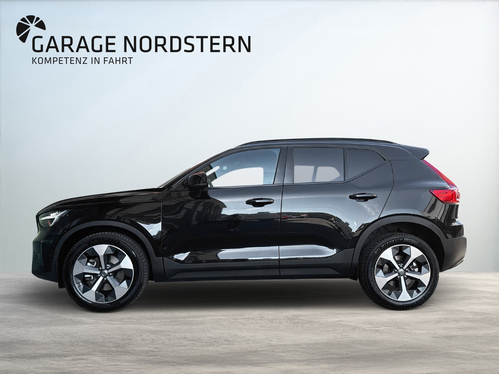 VOLVO XC40 2.0 B3 MH Plus Dark-showroom-element-1