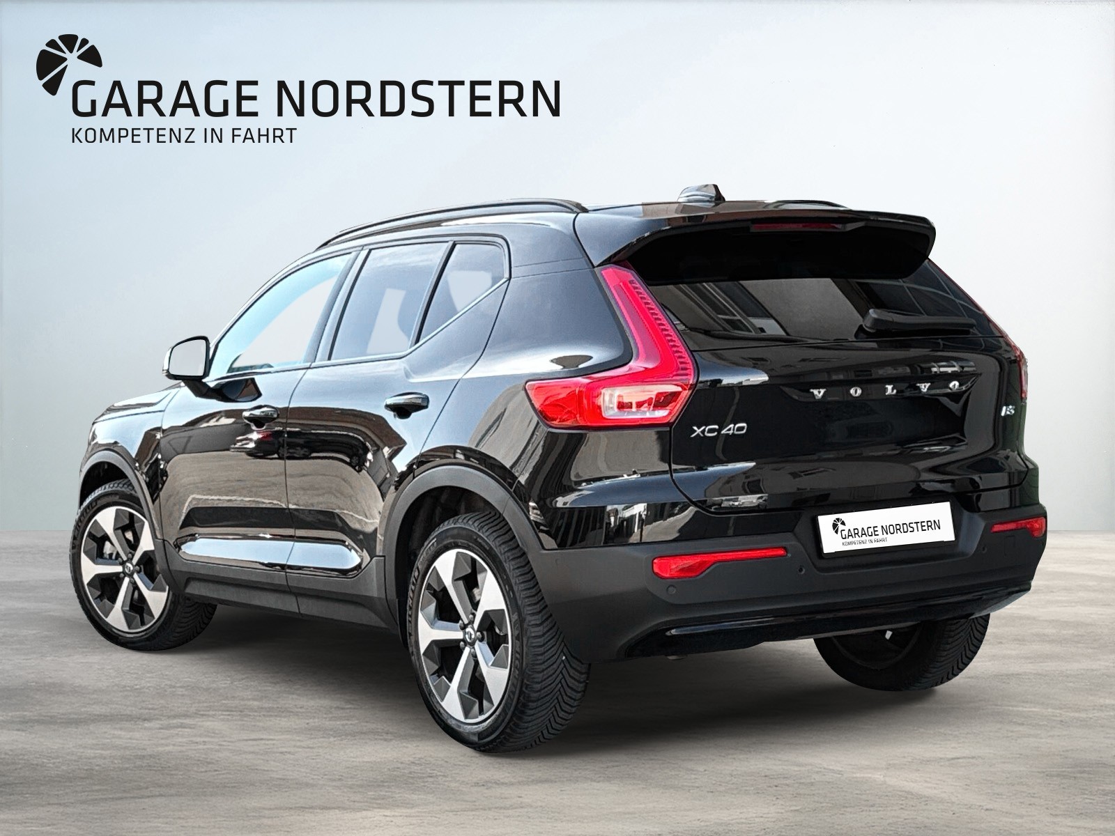 VOLVO XC40 2.0 B3 MH Plus Dark-showroom-element-2