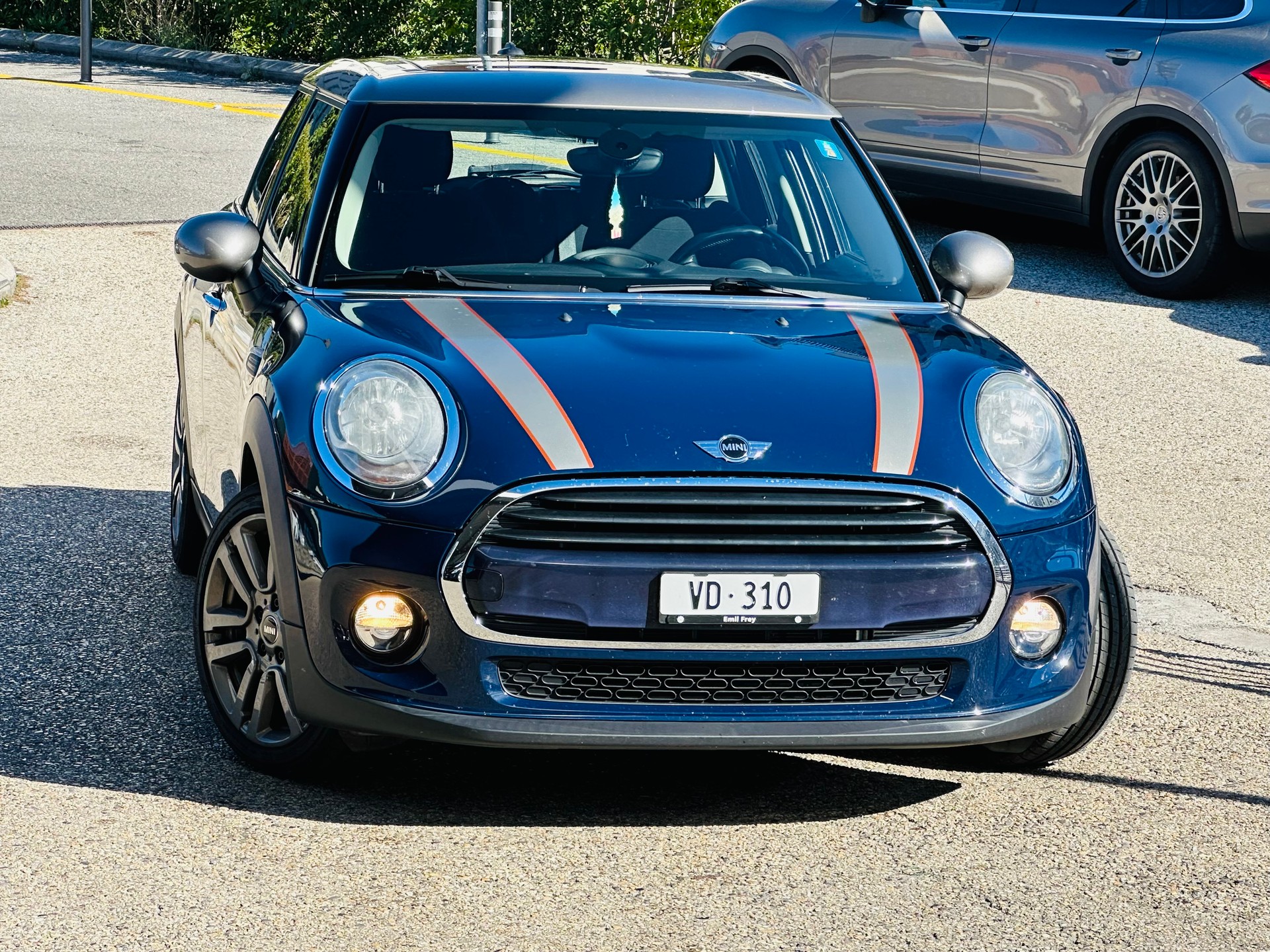 MINI Cooper-showroom-element-2