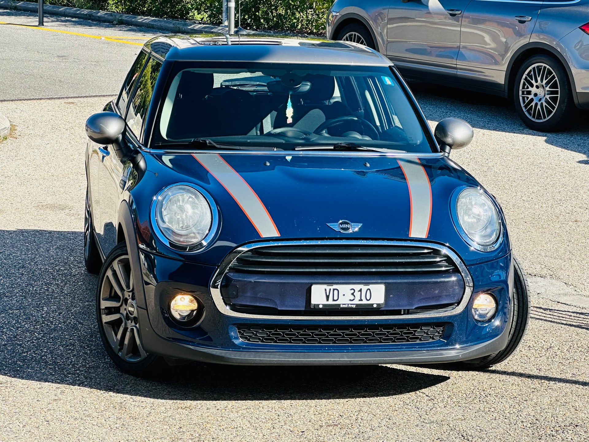 MINI Cooper-showroom-element-1