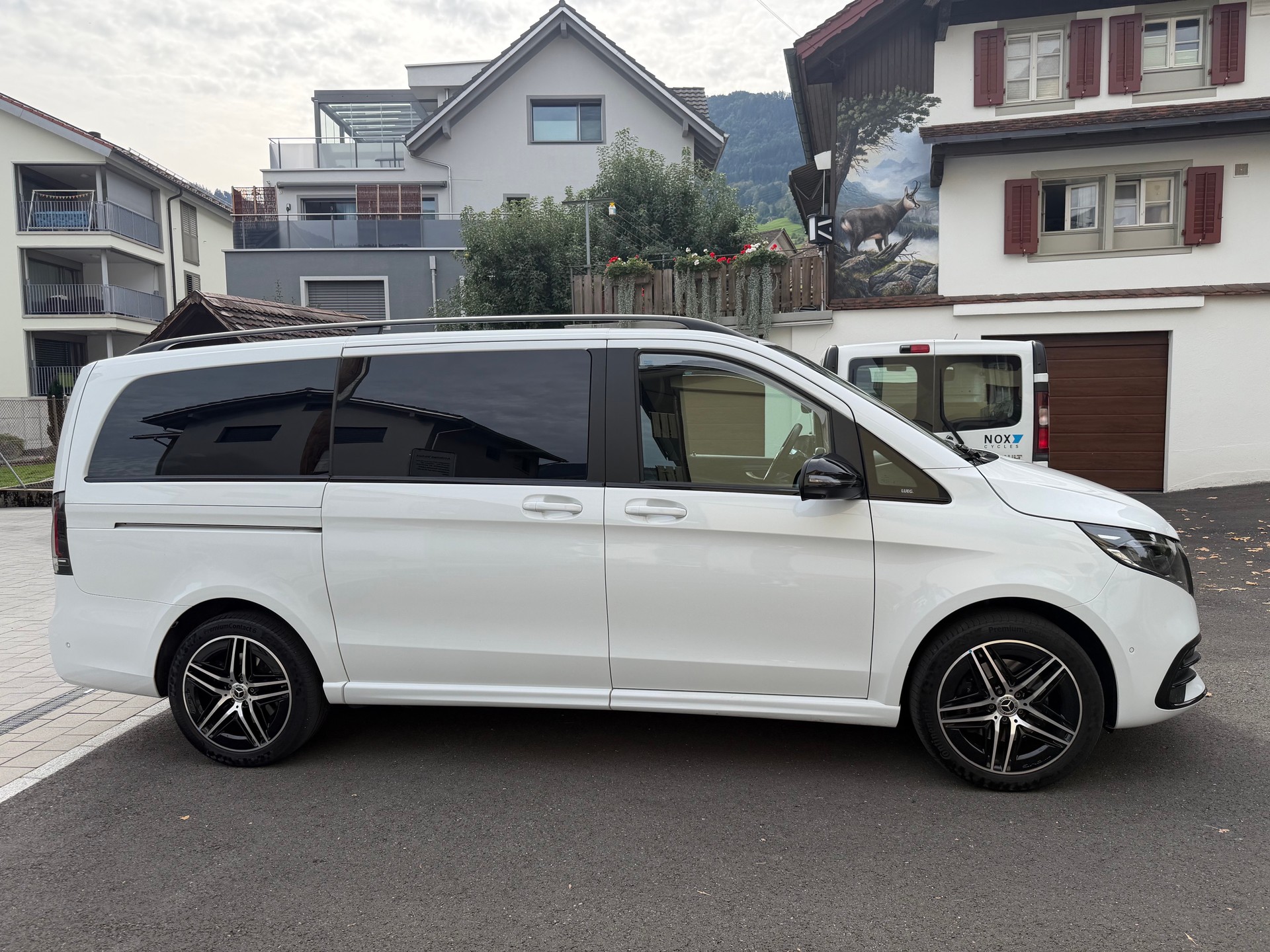 MERCEDES-BENZ V 300 d Swiss Ed. lang 4matic-image-2