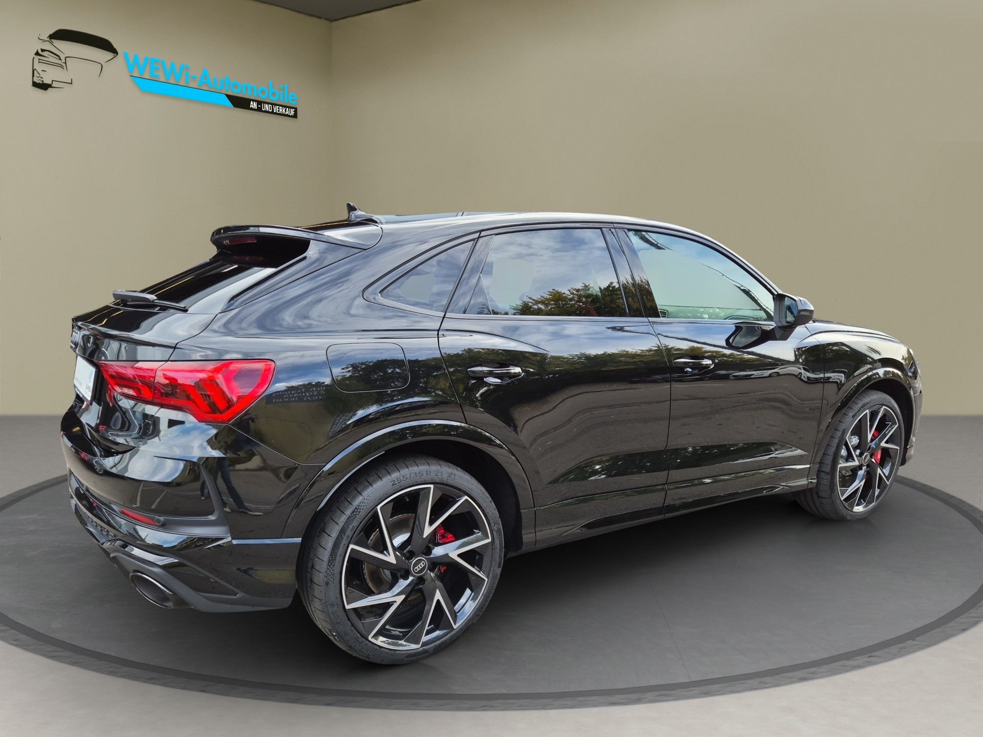 AUDI RS Q3 Sportback quattro S tronic-image-4