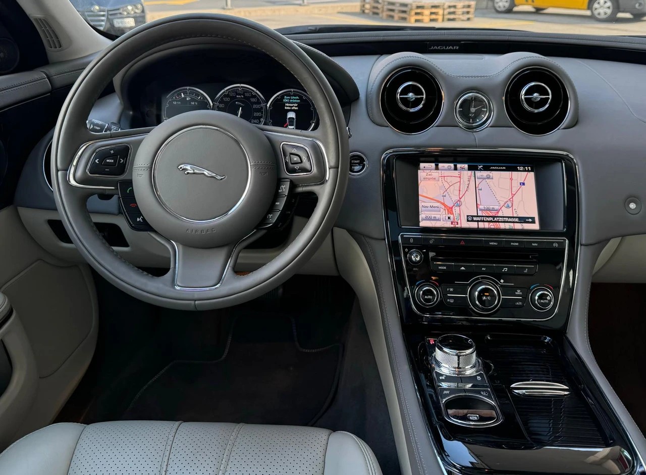 JAGUAR XJ 3.0 V6 S/C Premium Luxury Automatic AWD-image-12