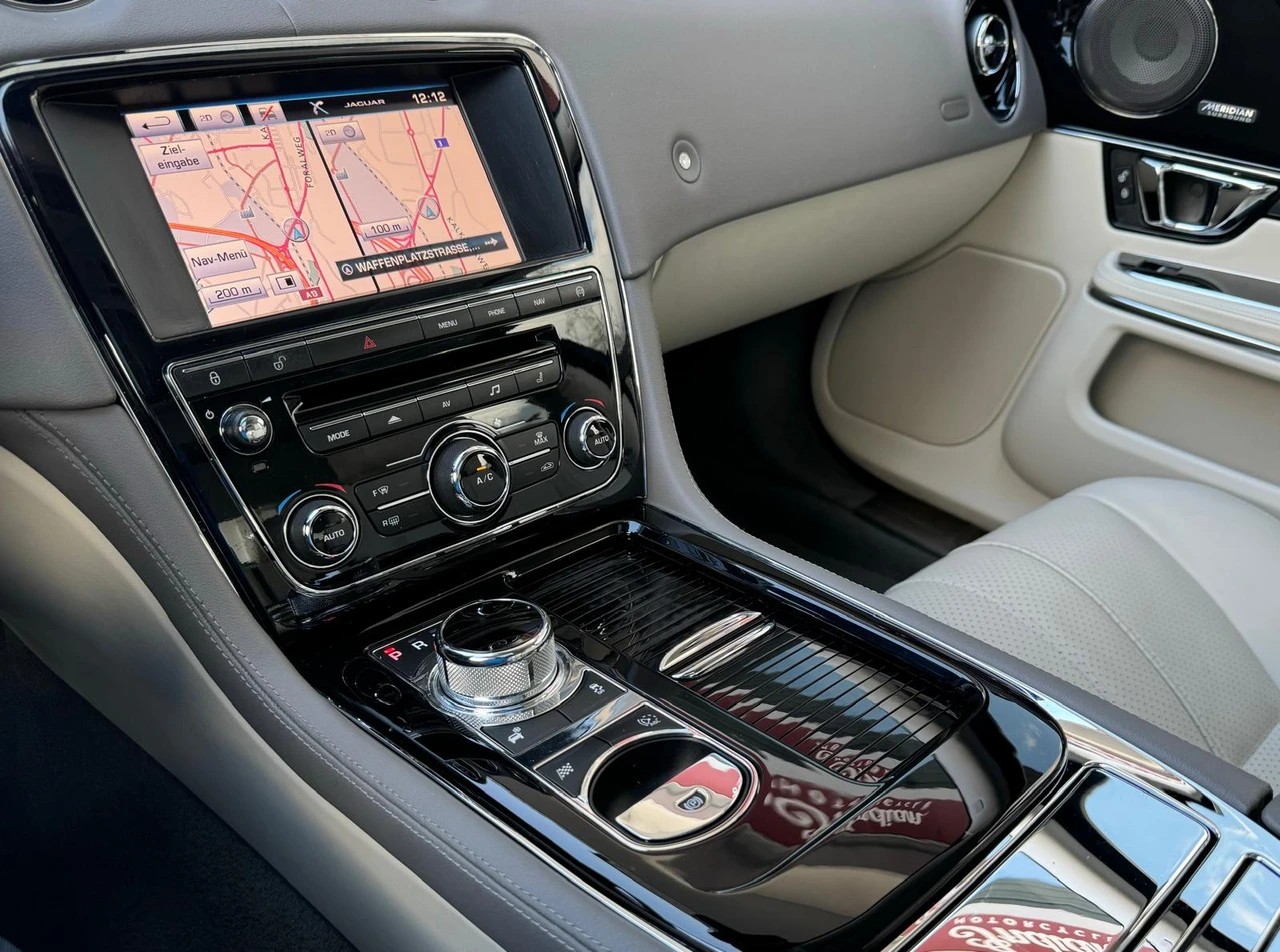 JAGUAR XJ 3.0 V6 S/C Premium Luxury Automatic AWD-image-19