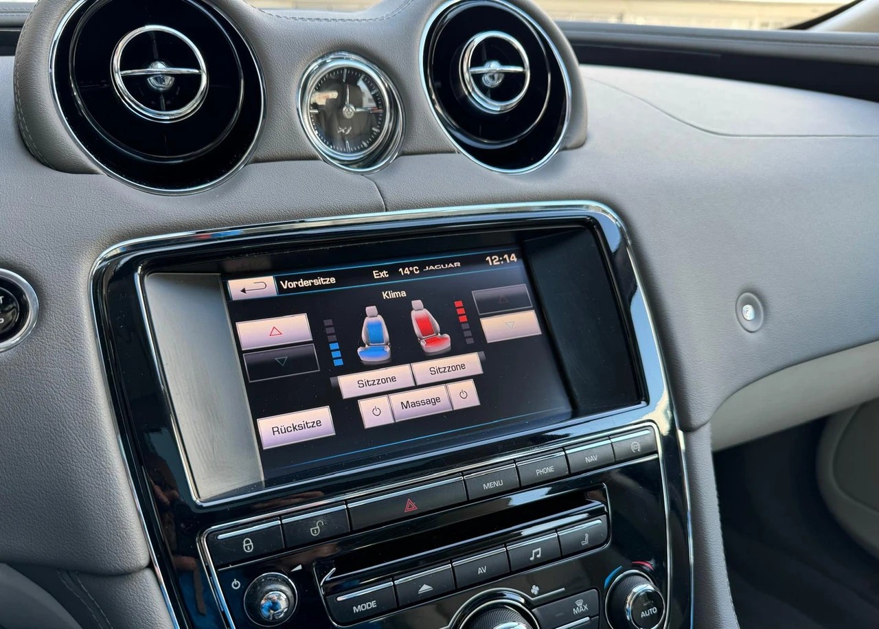 JAGUAR XJ 3.0 V6 S/C Premium Luxury Automatic AWD-image-17
