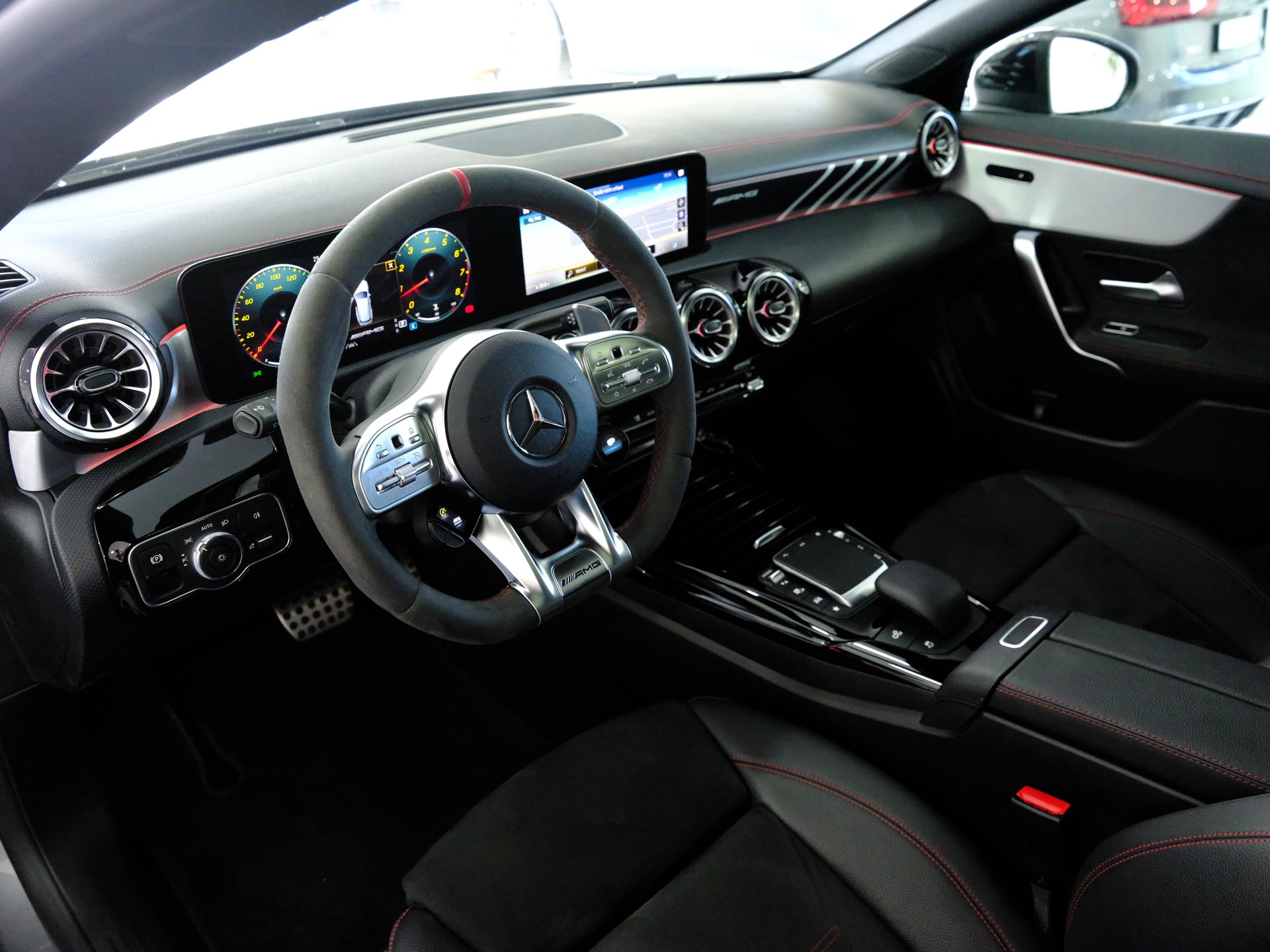 MERCEDES-BENZ CLA Shooting Brake 35 AMG 4Matic 7G-DCT-image-12