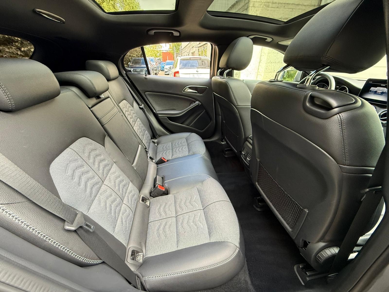 MERCEDES-BENZ GLA 200 d Swiss Star Edition Style 4Matic 7G-DCT-image-15