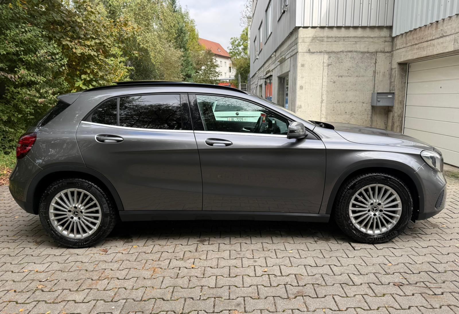 MERCEDES-BENZ GLA 200 d Swiss Star Edition Style 4Matic 7G-DCT-image-5