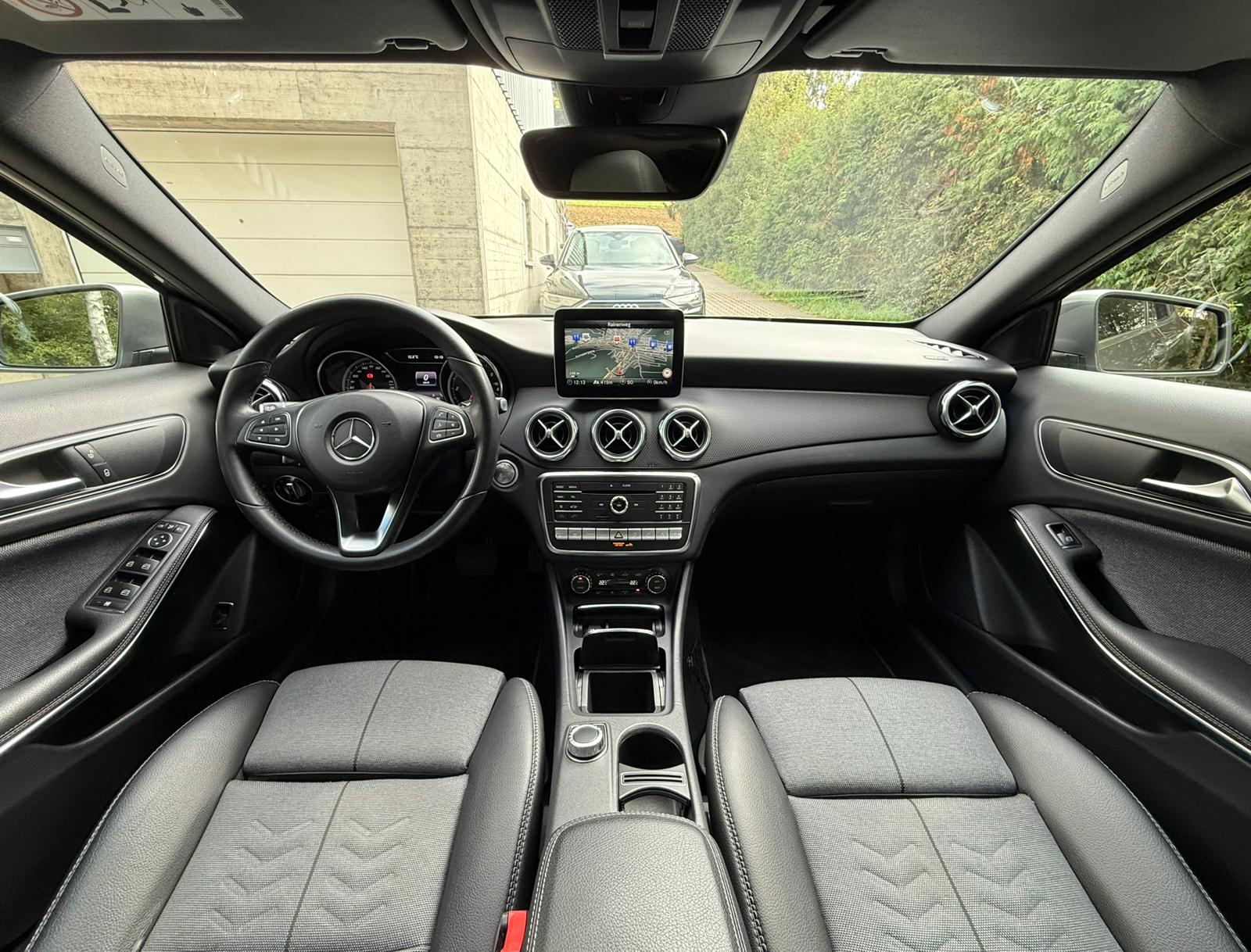 MERCEDES-BENZ GLA 200 d Swiss Star Edition Style 4Matic 7G-DCT-image-19