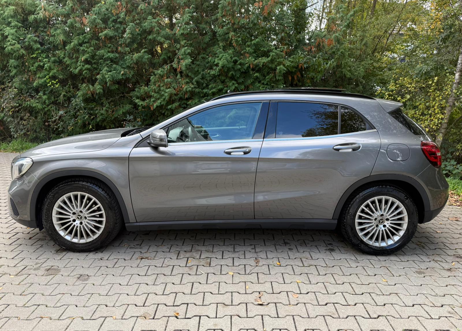 MERCEDES-BENZ GLA 200 d Swiss Star Edition Style 4Matic 7G-DCT-showroom-element-1