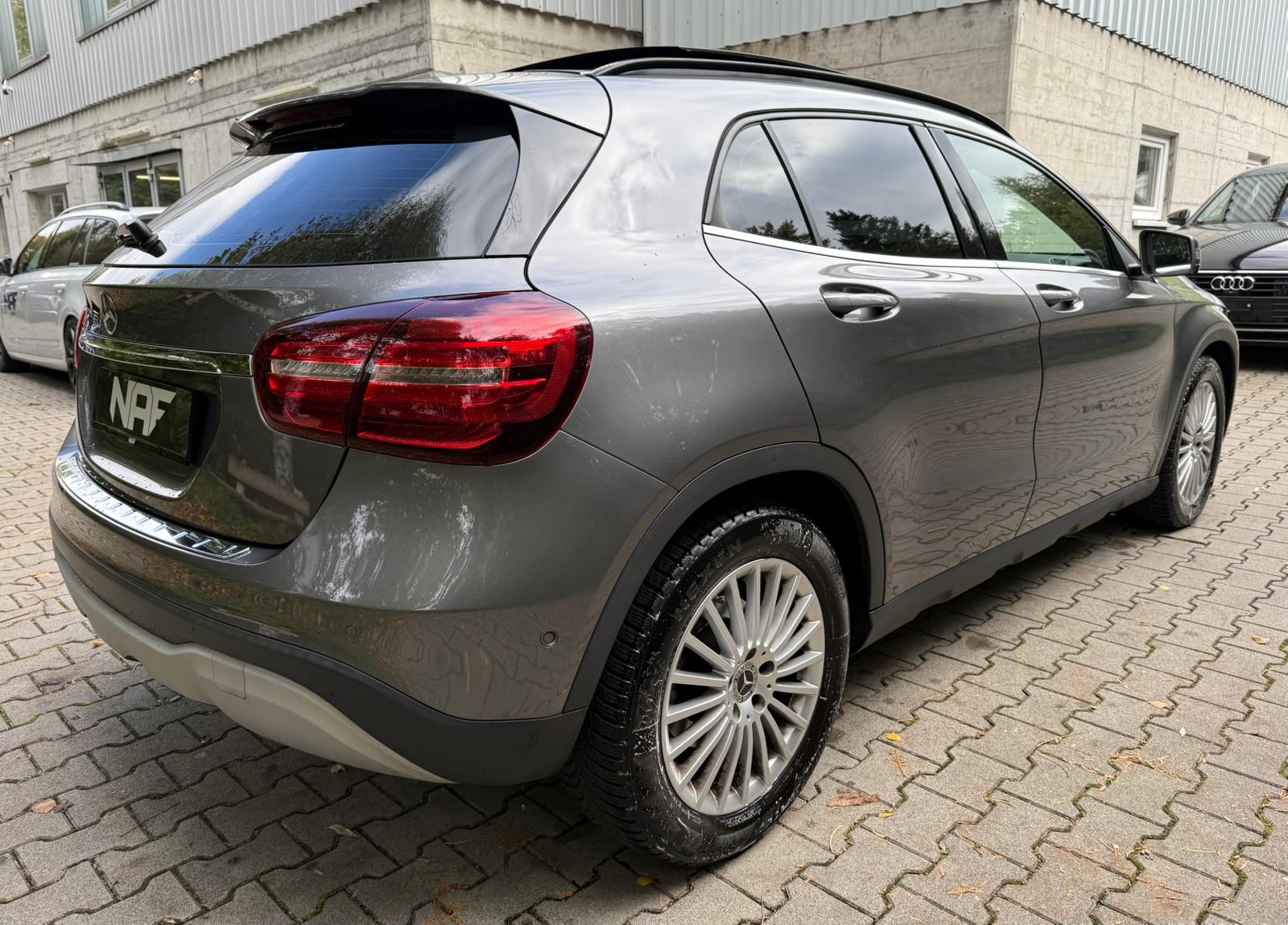 MERCEDES-BENZ GLA 200 d Swiss Star Edition Style 4Matic 7G-DCT-image-4